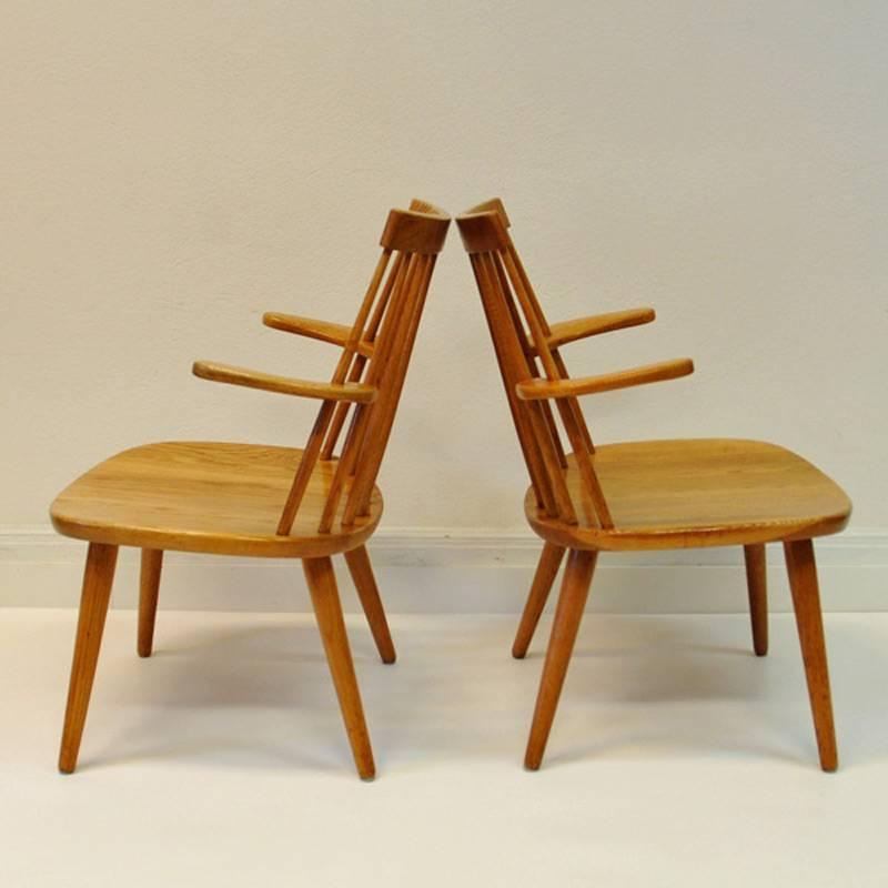 This pair of Sibbo easy chairs was designed by Yngve Ekström and produced by Stolab in Sweden, 1955. The design of these chairs is light and timeless. Measures: 53 cm W, 75 cm H and 45 cm D
Yngve Ekström (1913-1988) was an architect, woodworker and