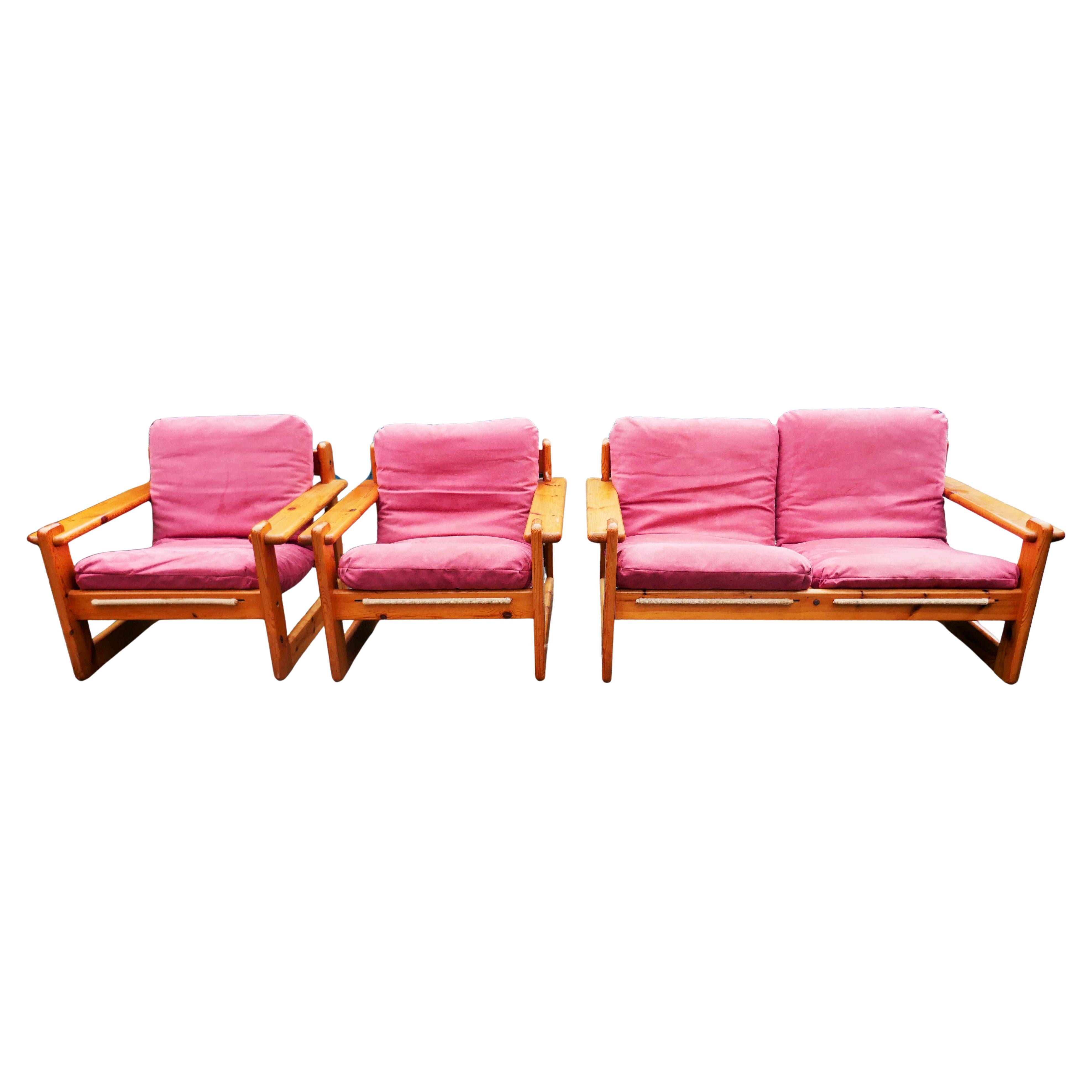 Canapé, deux fauteuils et table basse en pin.
Canapé L 140,5 H 65 P 84               centimètres
Fauteuil L 81,5 H 65 P 84             
