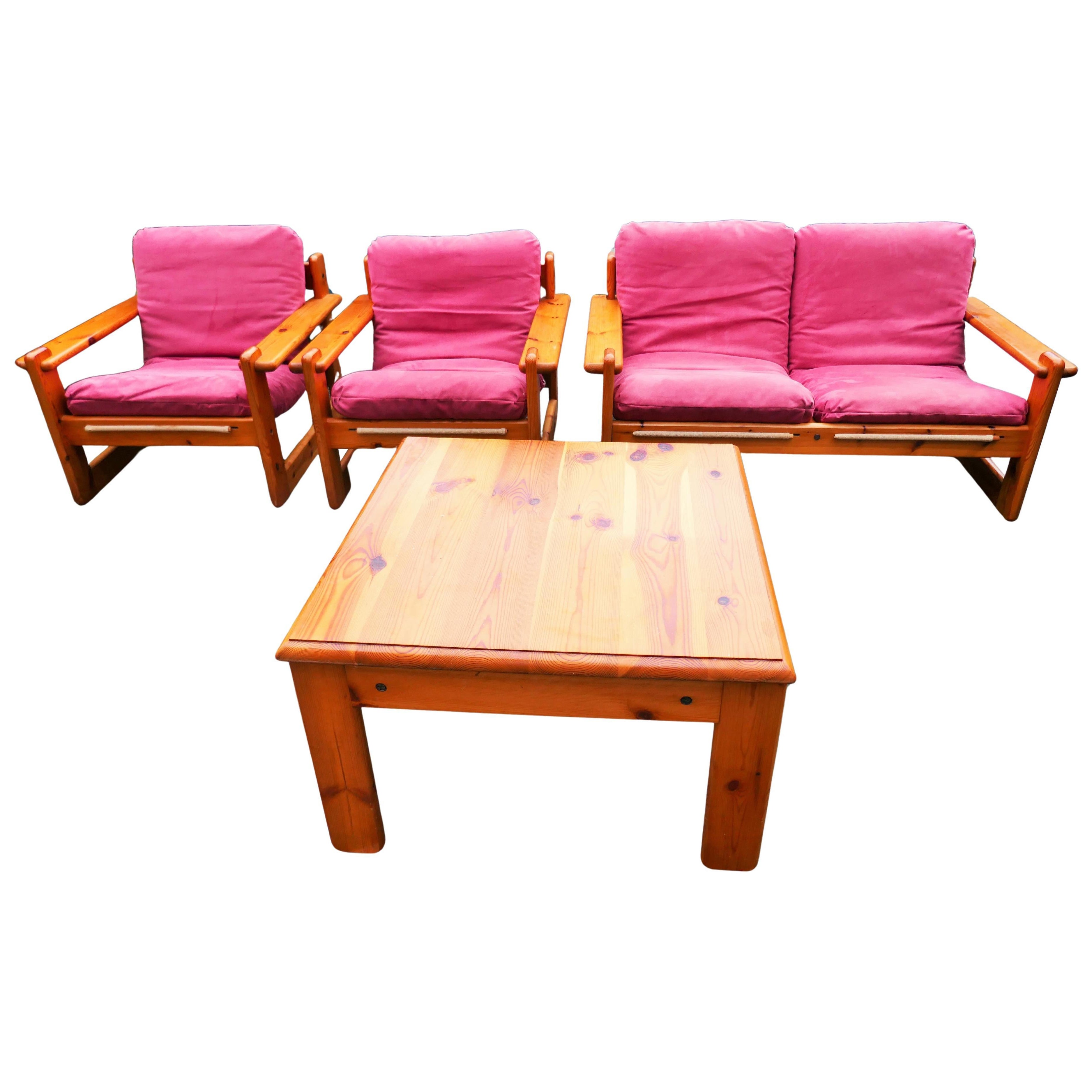 Ein Paar Sessel, ein Sofa und ein Tisch aus Kiefernholz