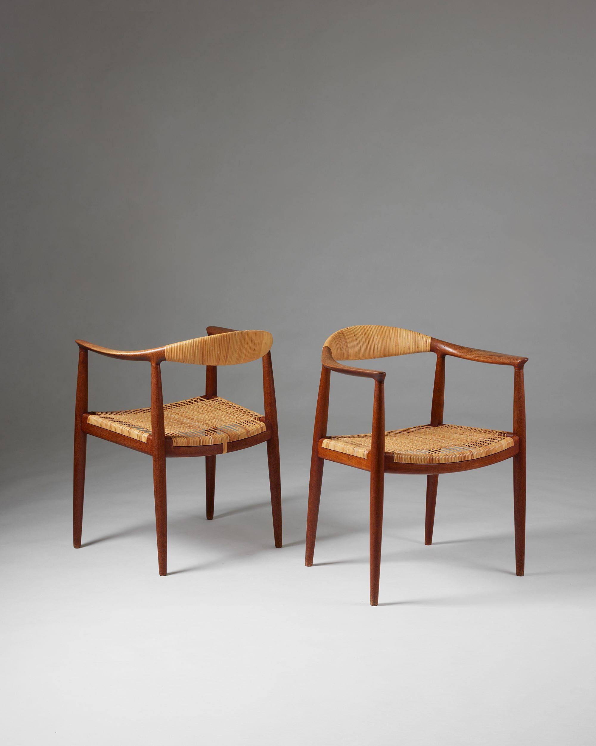 Coppia di poltrone 'The Chair' modello JH 501 disegnate da Hans J. Wegner per Hansen,
Danimarca, 1949.

Teak e canna.

Il primo modello con lo schienale a canne.

Timbrato.

H. H. 76 cm
L: 63 cm
D: 50 cm
Altezza del braccio: 68,5 cm
Altezza del