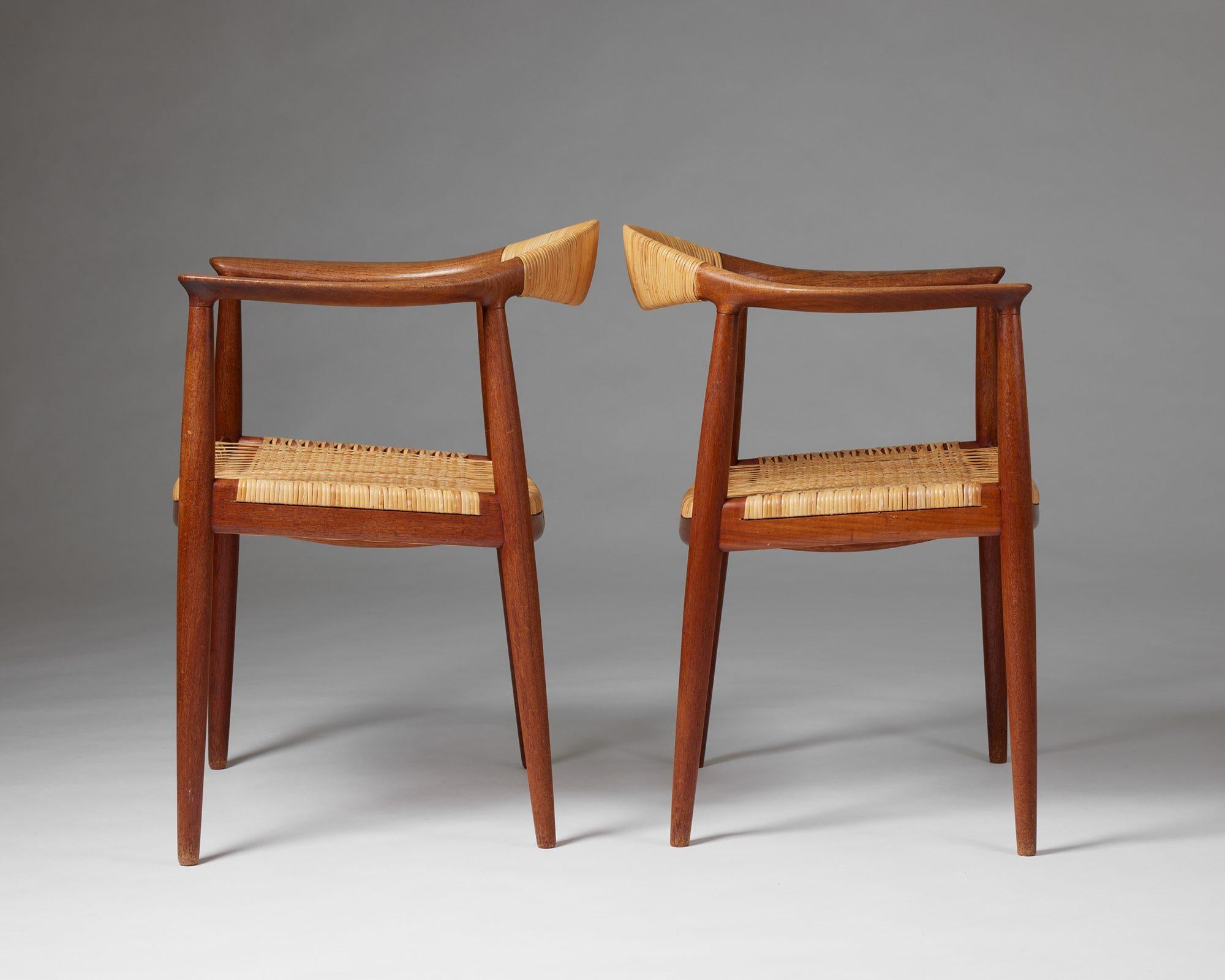 Canne Paire de fauteuils 'The Chair' modèle JH 501 designé par Hans J. Wegner 1949 en vente