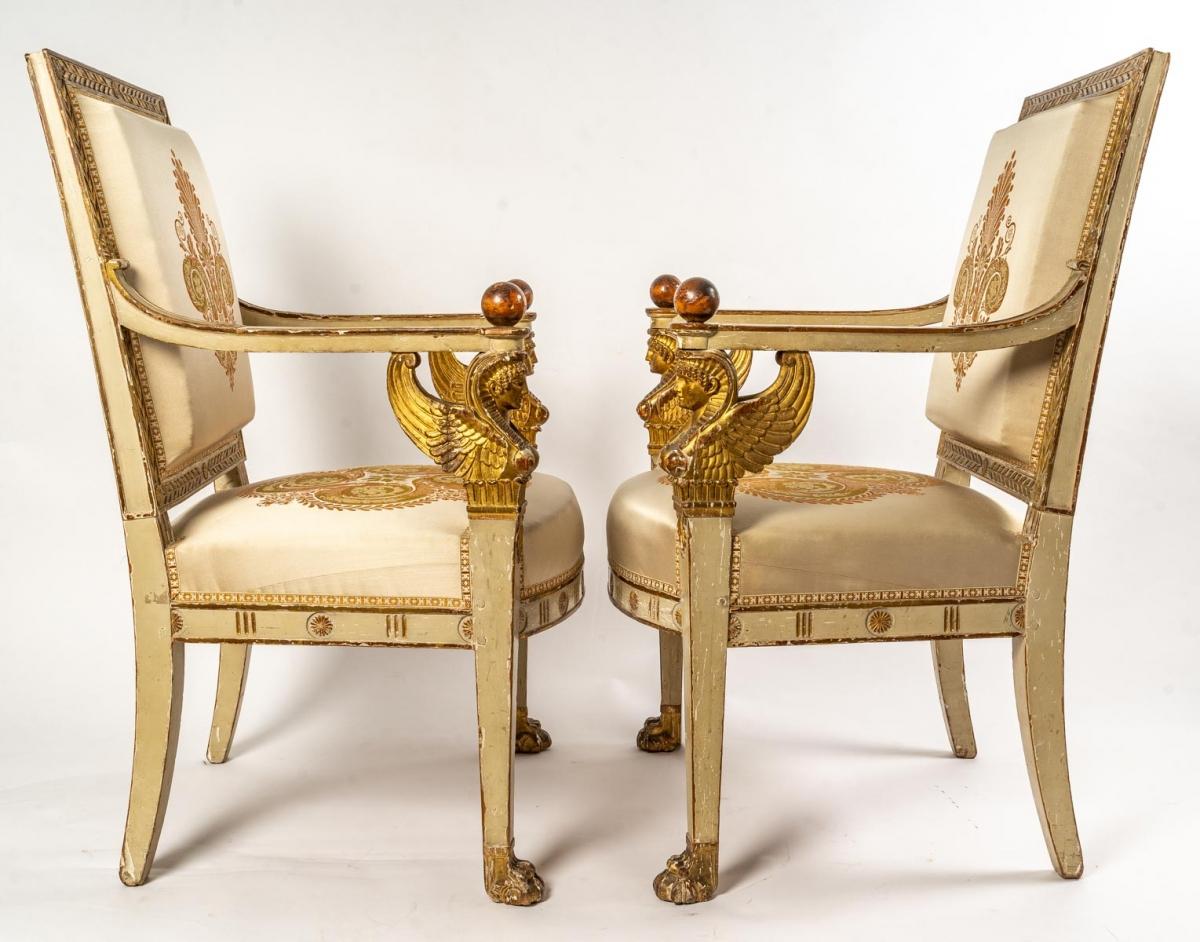 Pair of armchairs from the First Empire period, circa 1802
Lacquered and gilded wood
Magnificent forearm representing Sphinxes
Paris Return from Egypt.
H: 93 cm, l: 58 cm, d: 49 cm