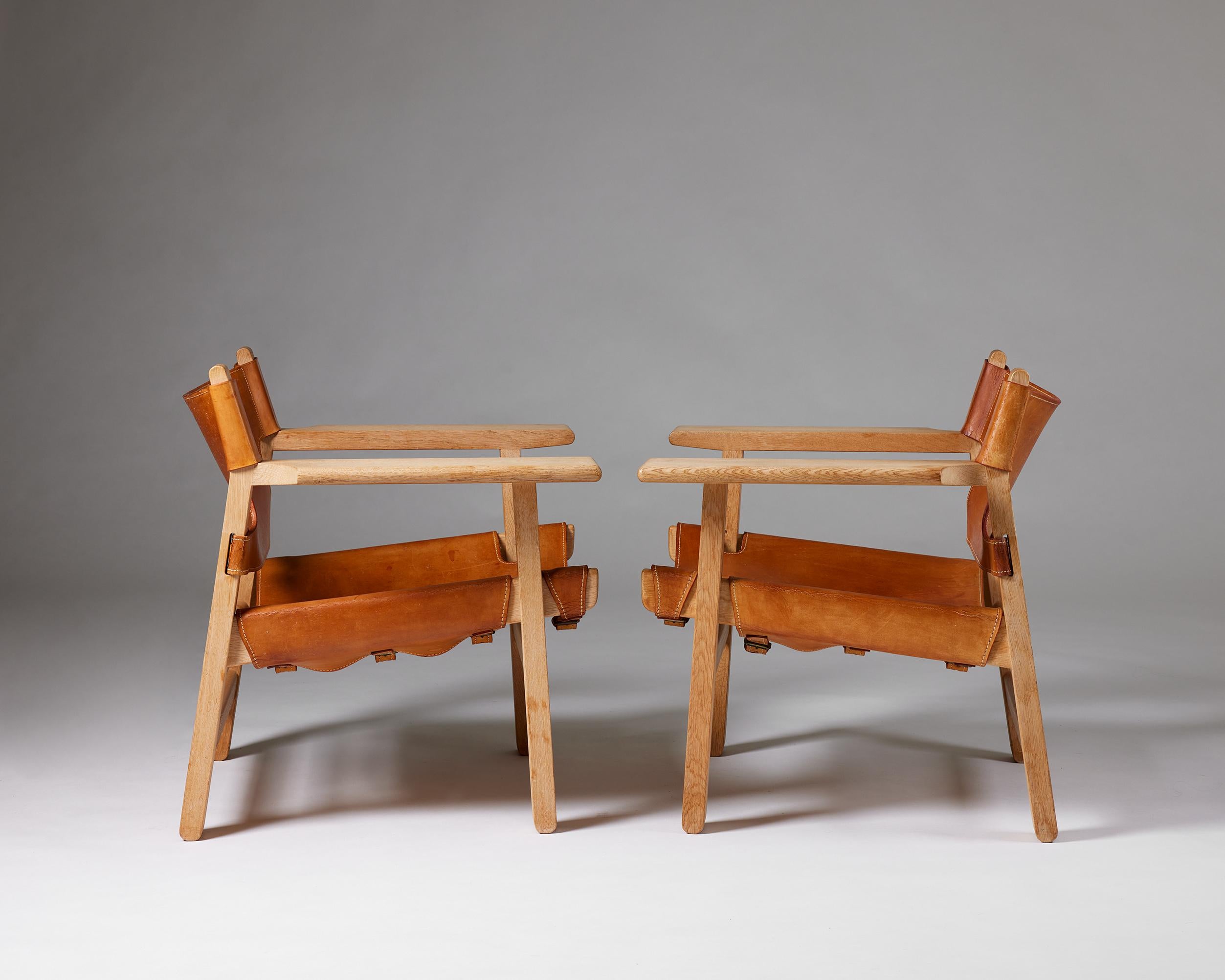 Leather Pair of armchairs ‘The Spanish Chair’ model 2226 designed by Börge Mogensen Oak For Sale