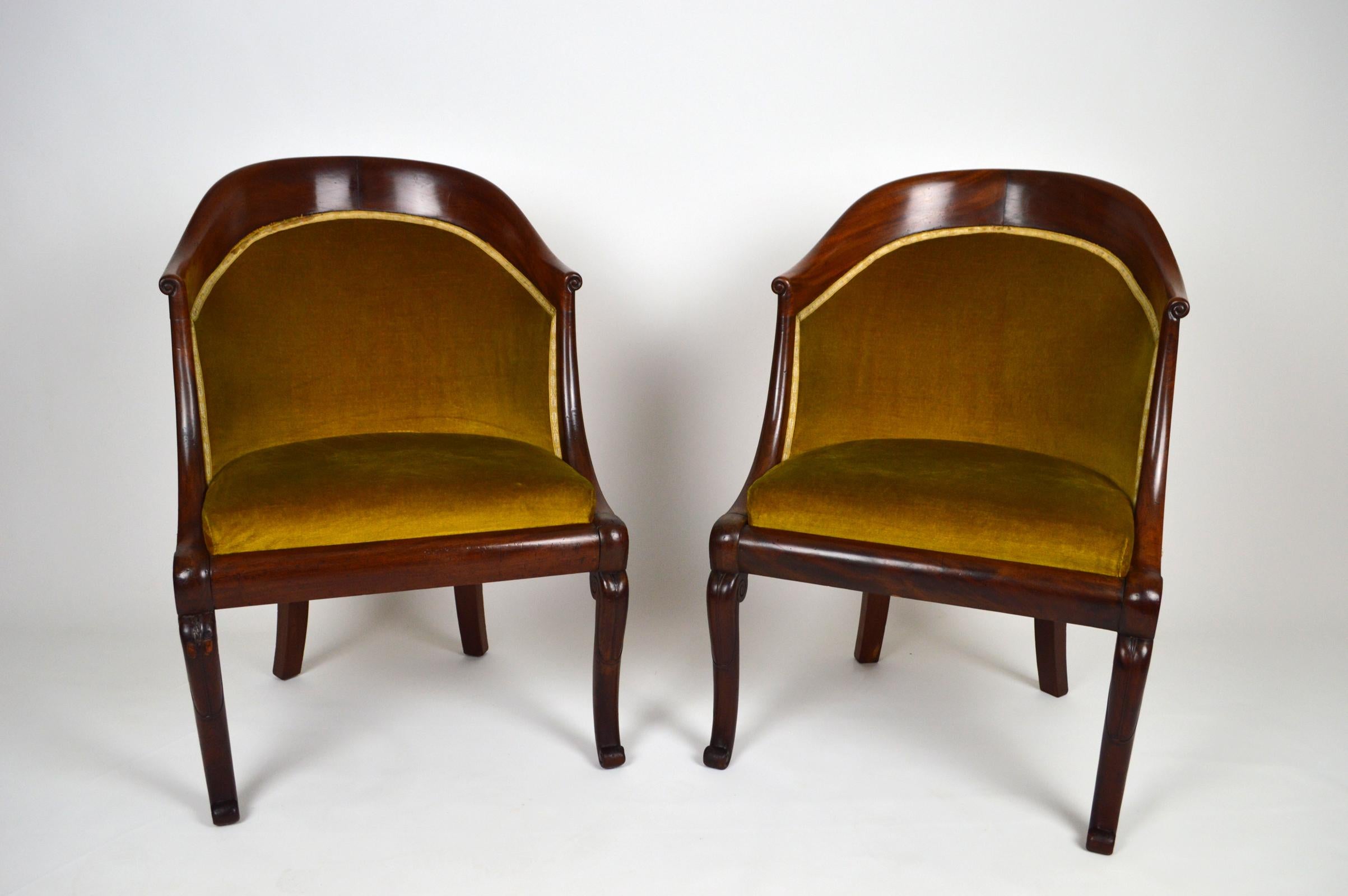 French Restauration period (1815-1830) pair of armchairs / tub chairs / bergères gondoles.
In solid and veneered mahogany.
France, circa 1820.

Good general condition.
Fabric in used condition. Padding of seats in very good condition. Solid and