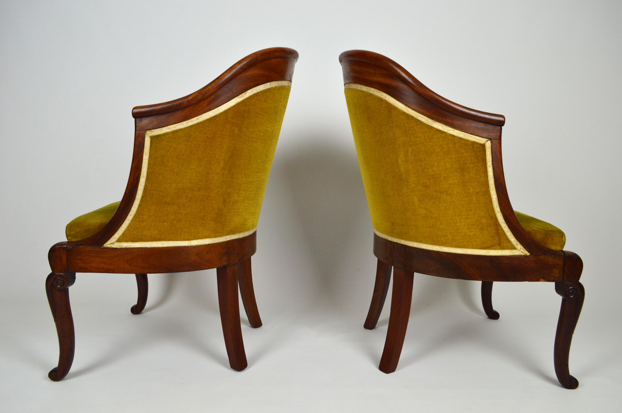 Restauration Pair of Armchairs / Tub Chairs in Carved Mahogany, France, Early 19th Century For Sale
