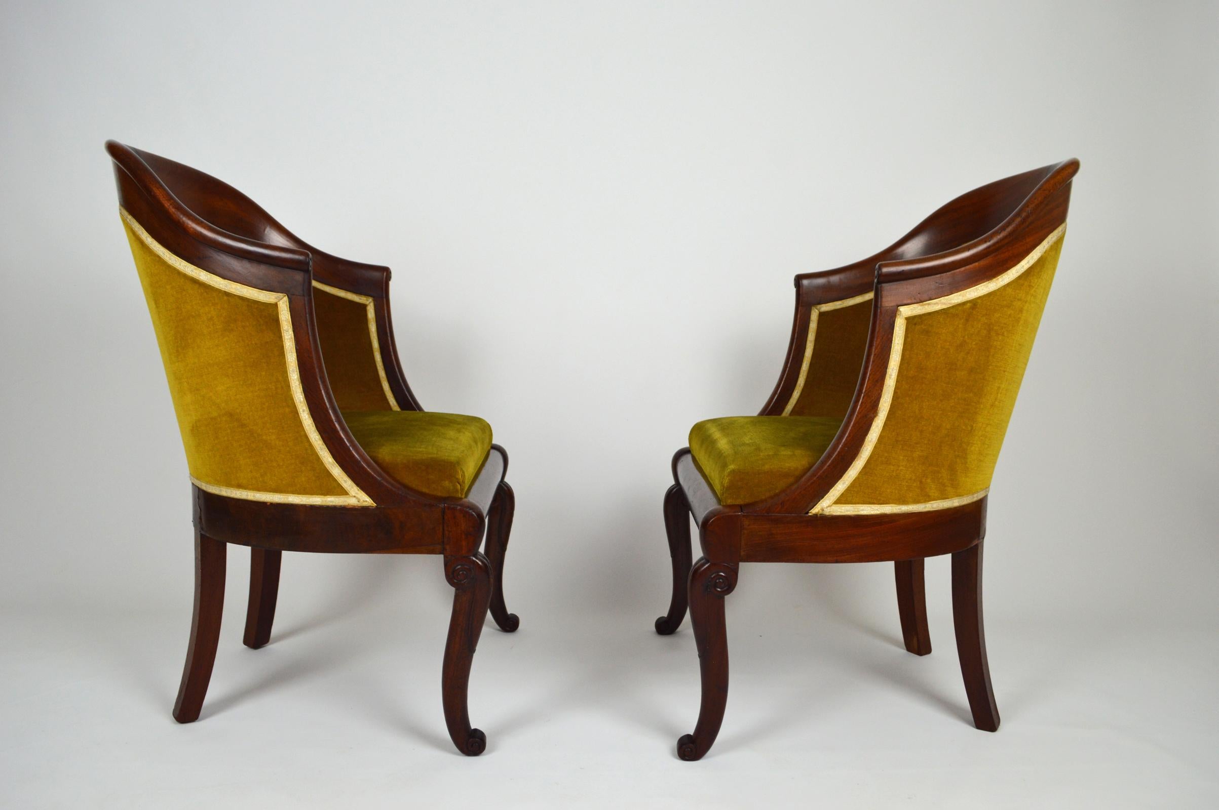 French Pair of Armchairs / Tub Chairs in Carved Mahogany, France, Early 19th Century For Sale