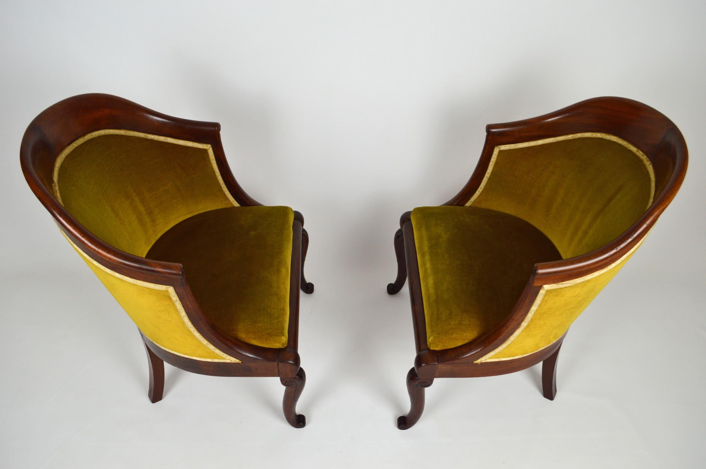 Pair of Armchairs / Tub Chairs in Carved Mahogany, France, Early 19th Century For Sale 1