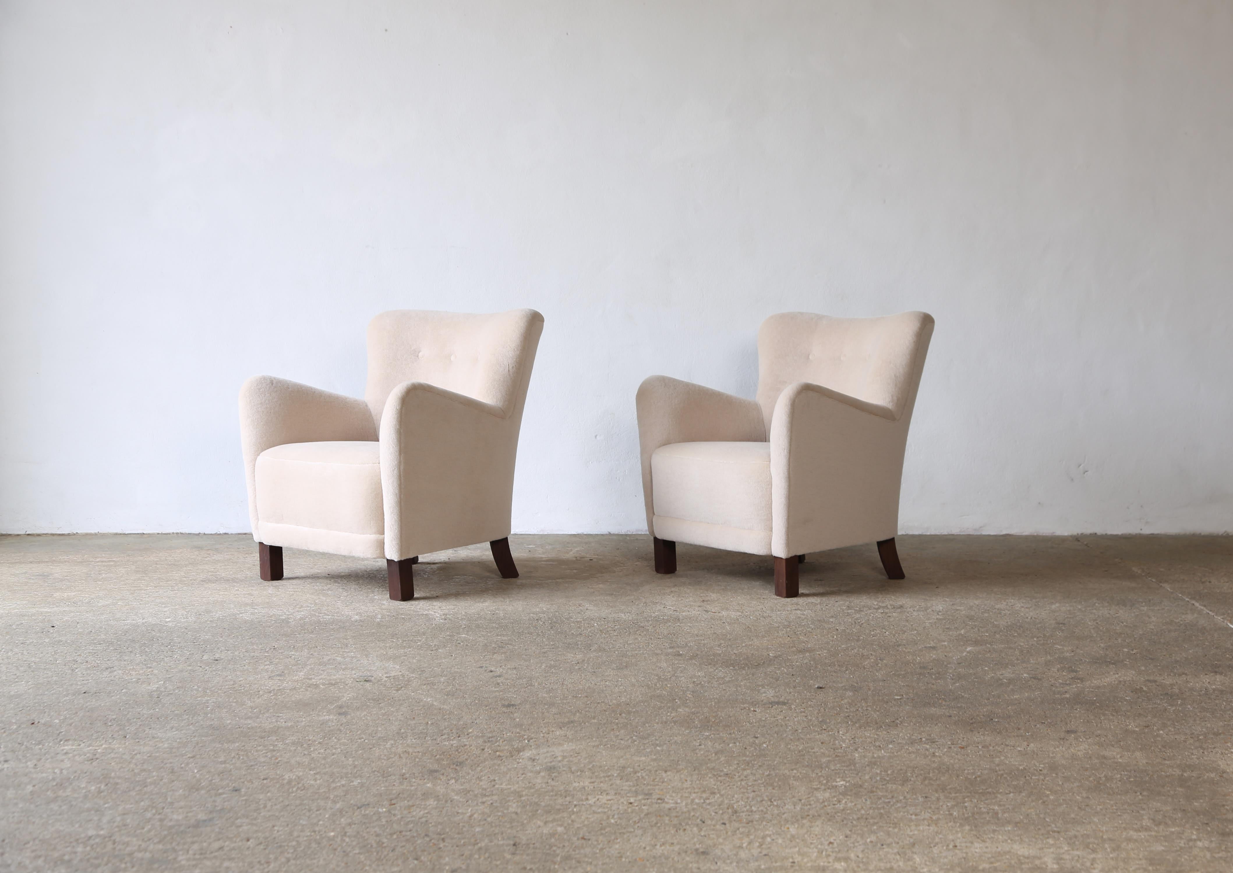 Una super coppia di sedie/poltroncine da salotto in stile nordico moderno.  Telaio in Beeche e sedili molleggiati.  Il rivestimento è stato appena realizzato in un tessuto avorio, pregiato, morbido e di pura alpaca.  Realizzato a mano in