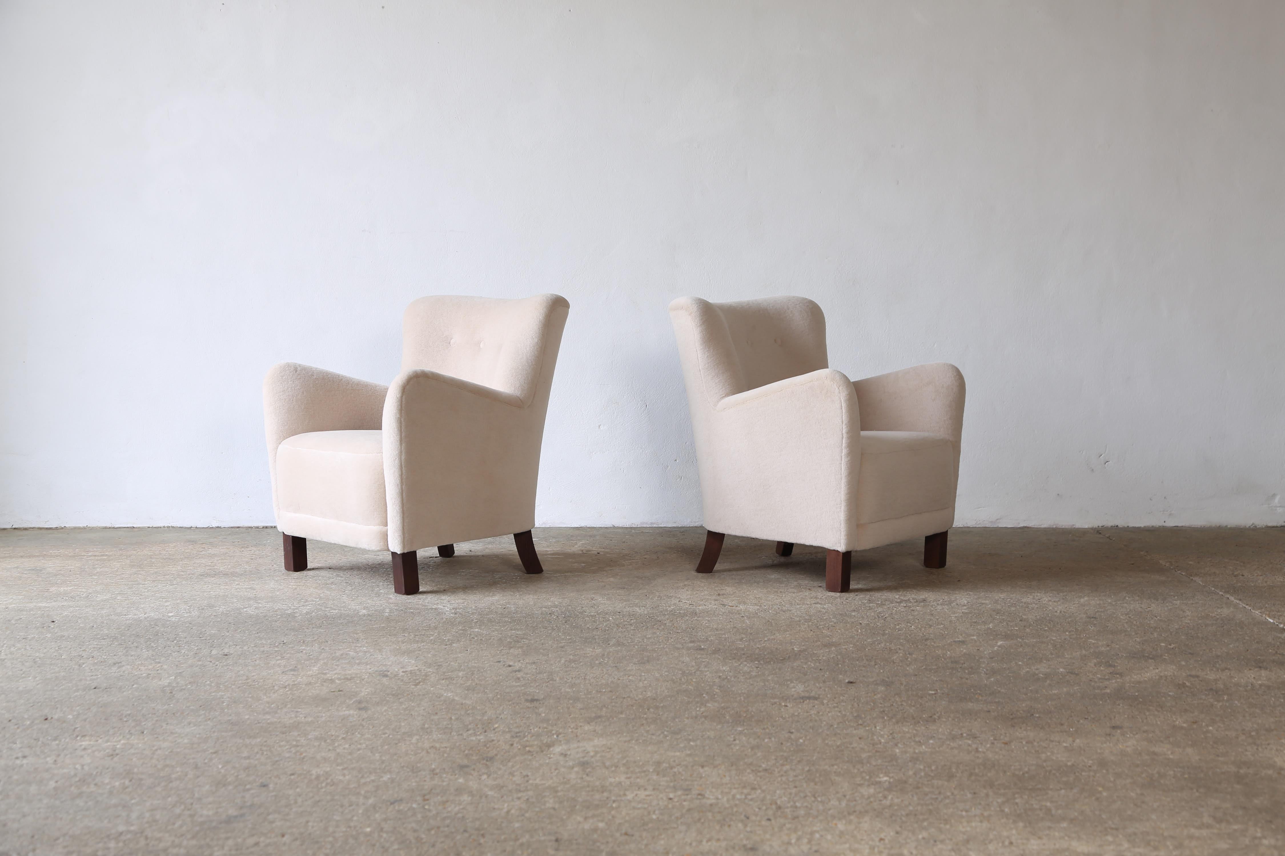 Scandinavo moderno Coppia di poltrone rivestite in pura alpaca in vendita