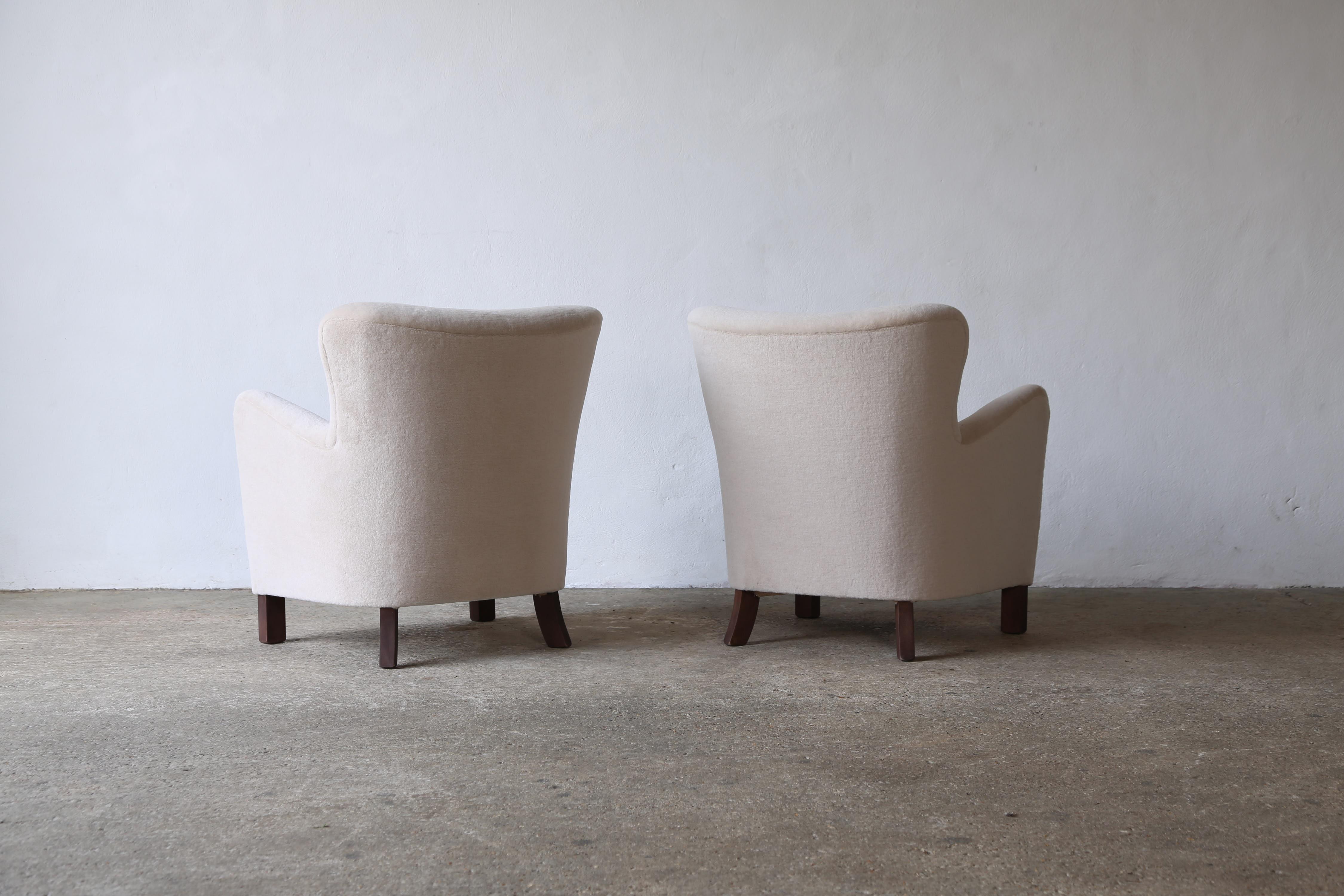 Coppia di poltrone rivestite in pura alpaca In condizioni buone in vendita a LEWES, GB