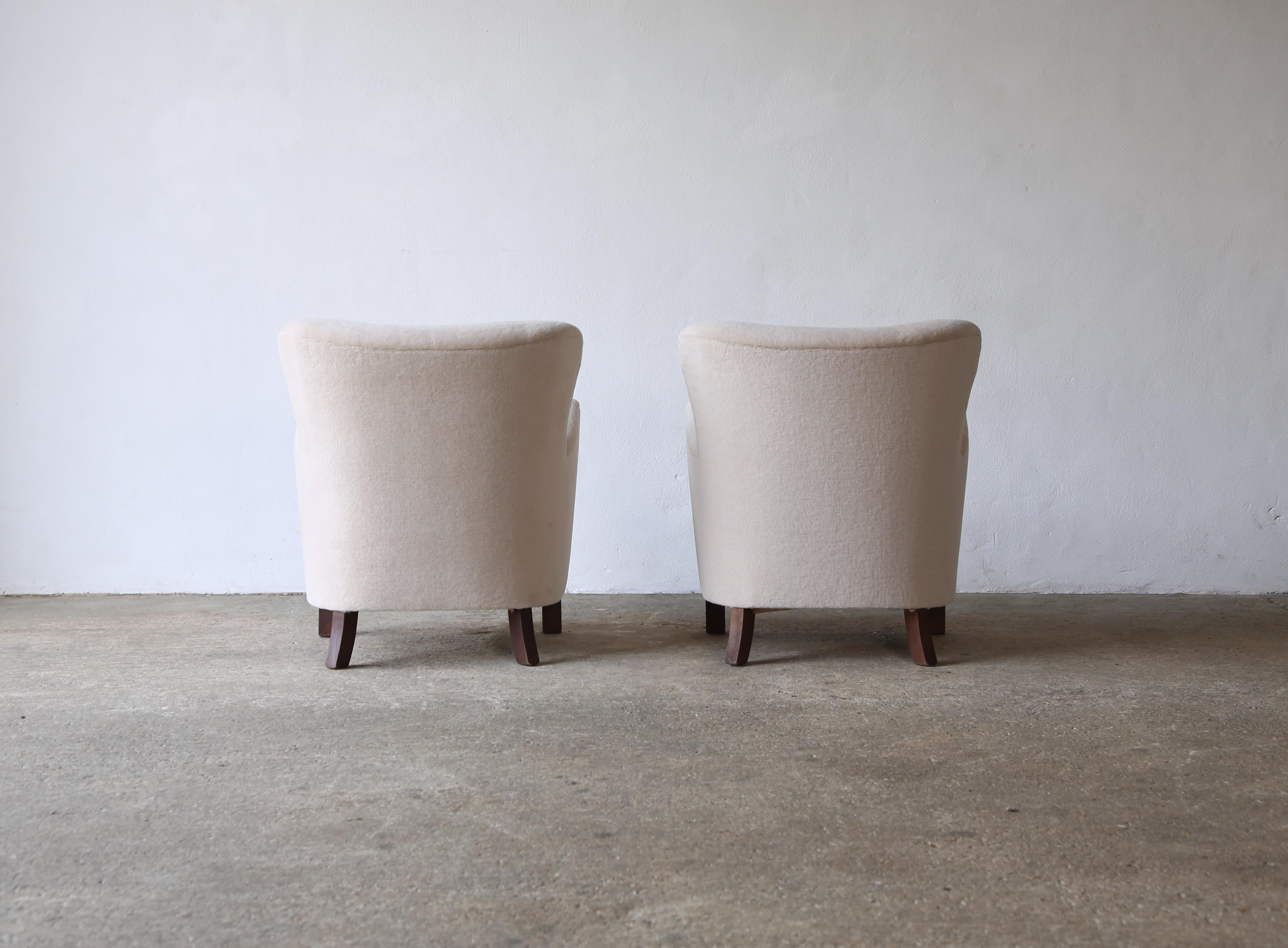 XXI secolo e contemporaneo Coppia di poltrone rivestite in pura alpaca in vendita