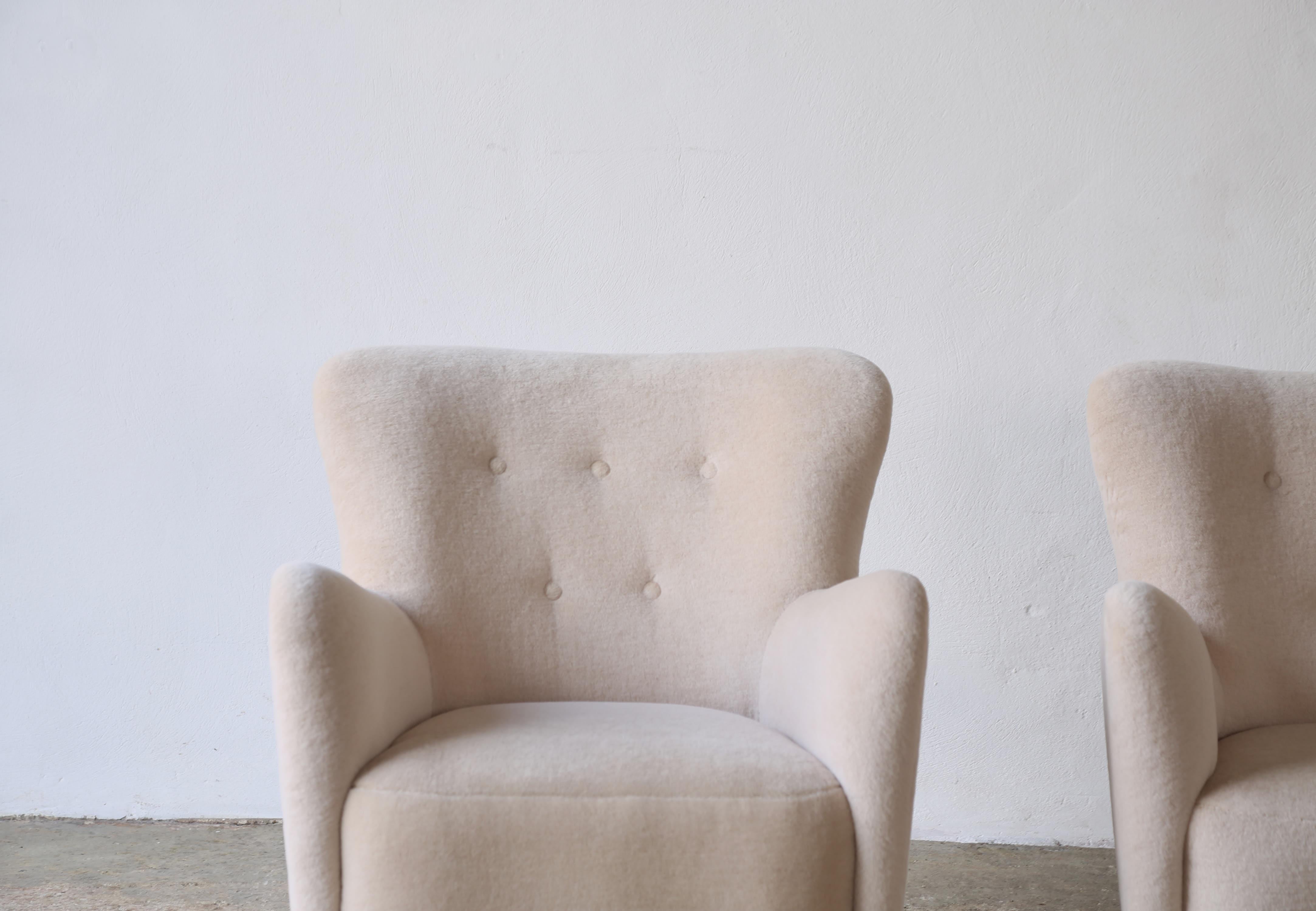 Coppia di poltrone rivestite in pura alpaca in vendita 1