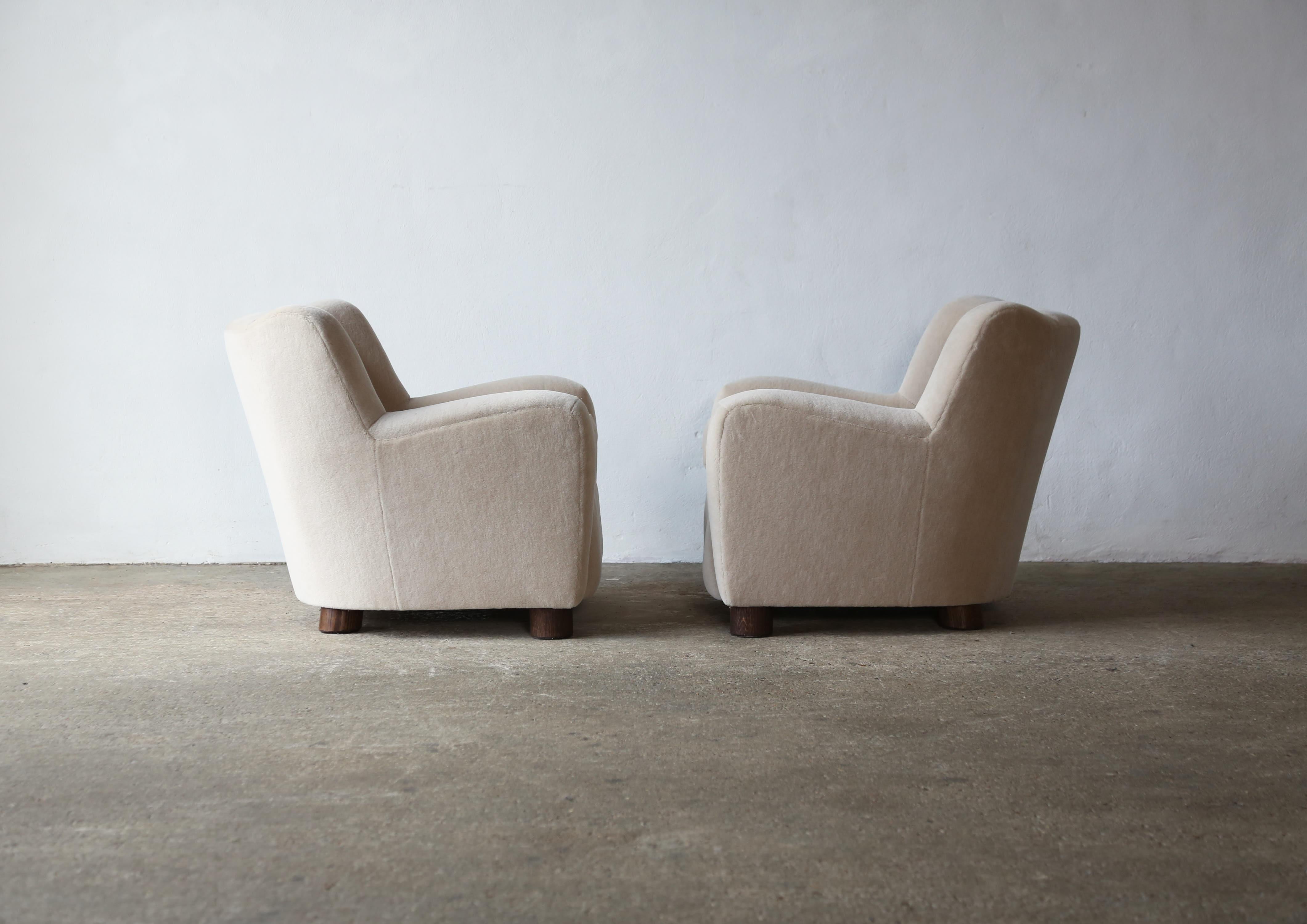 Pair of Armchairs Upholstered in Pure Ivory Alpaca For Sale 4