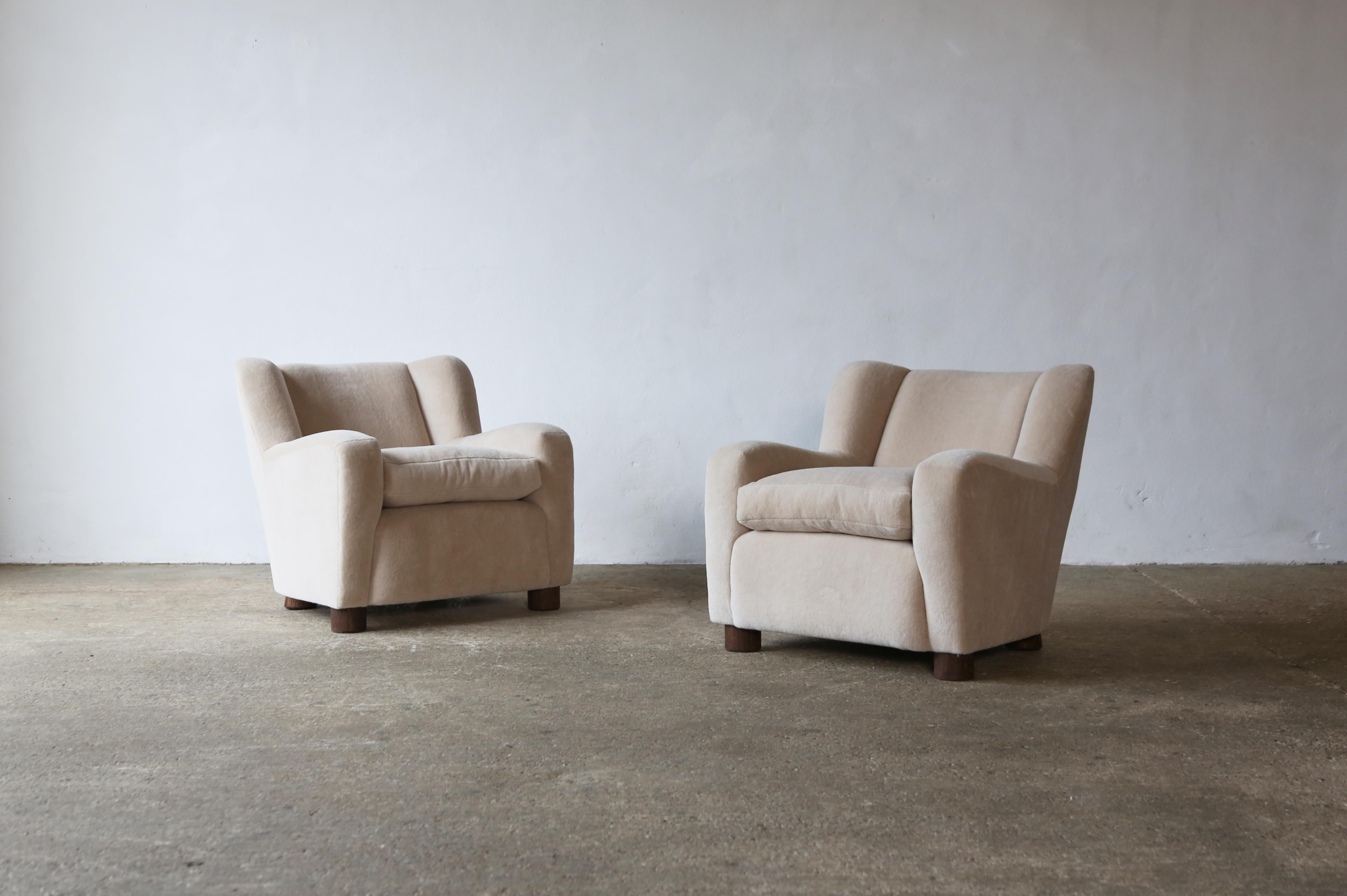 Mid-Century Modern Pair of Armchairs Upholstered in Pure Ivory Alpaca For Sale