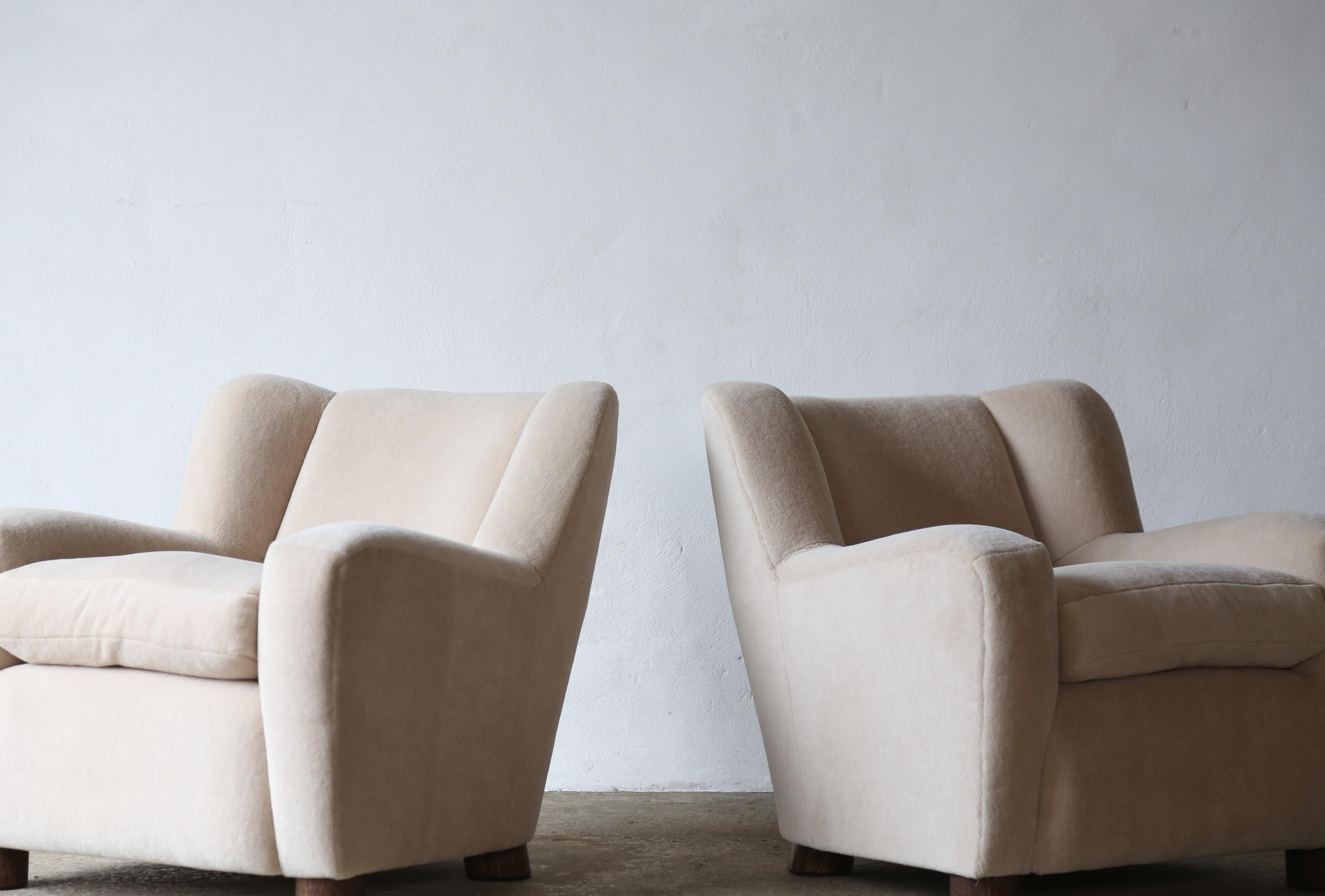 Contemporary Pair of Armchairs Upholstered in Pure Ivory Alpaca For Sale