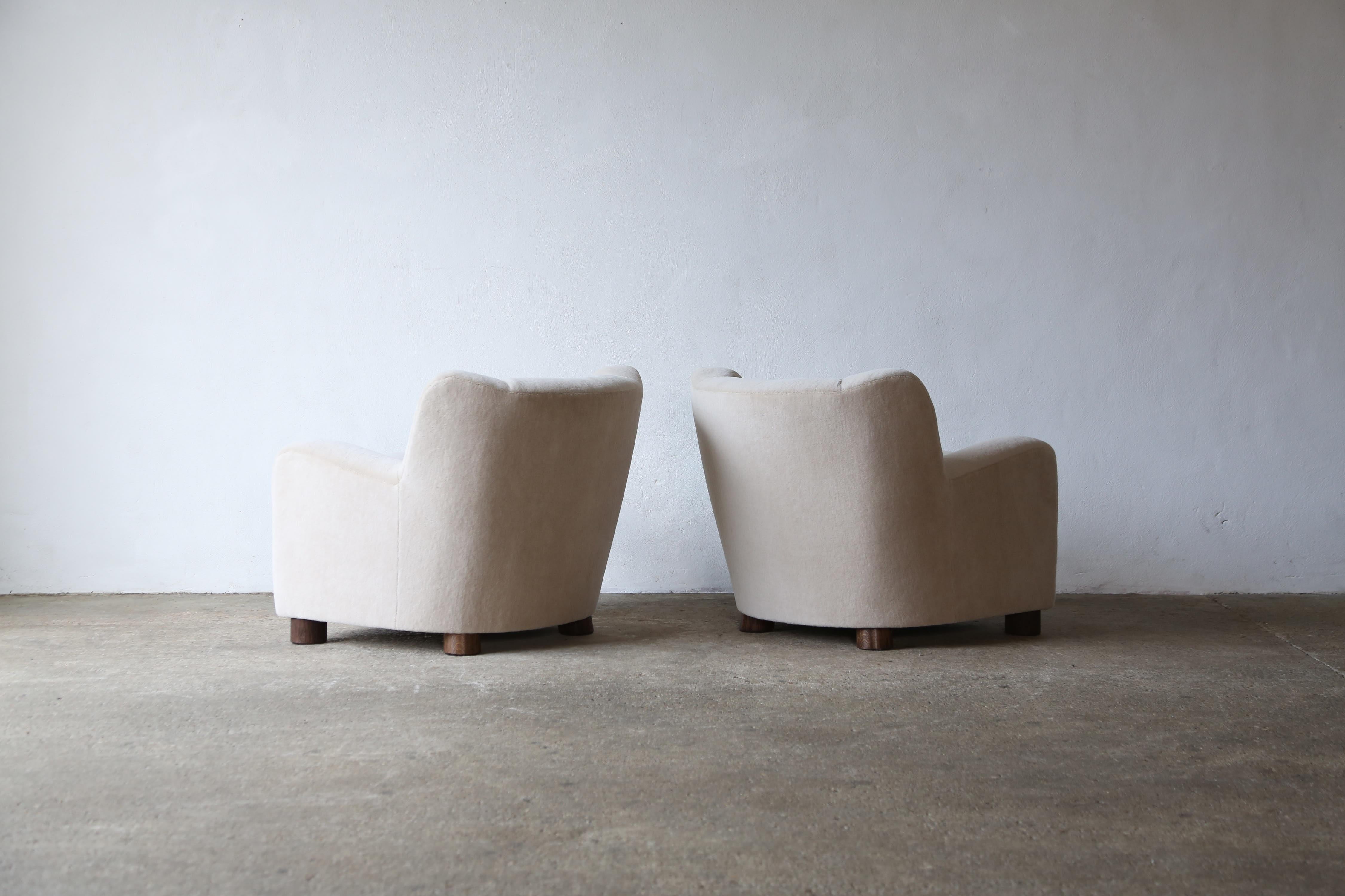 Pair of Armchairs Upholstered in Pure Ivory Alpaca For Sale 1