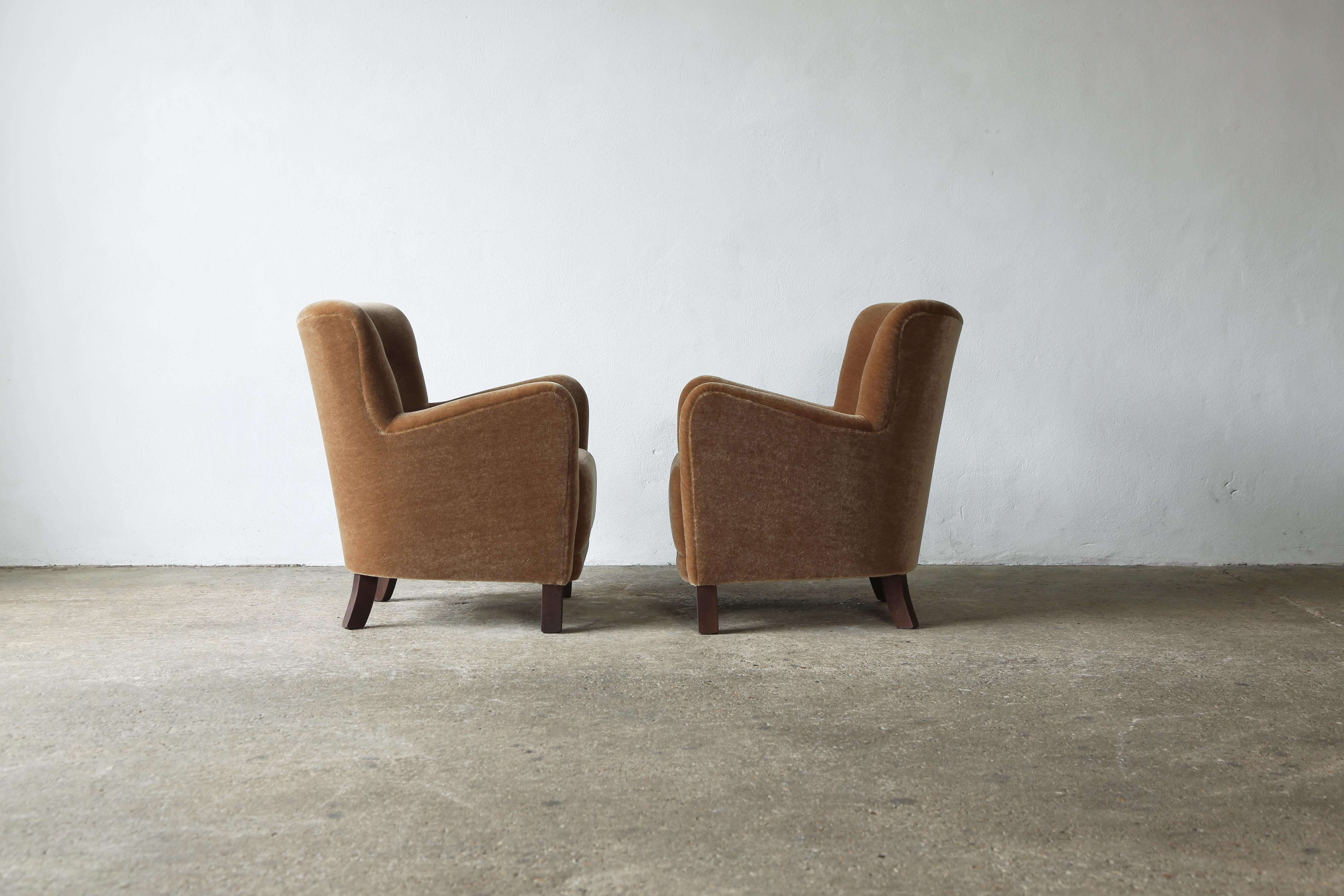 Coppia di poltrone, imbottite in puro mohair in vendita 3