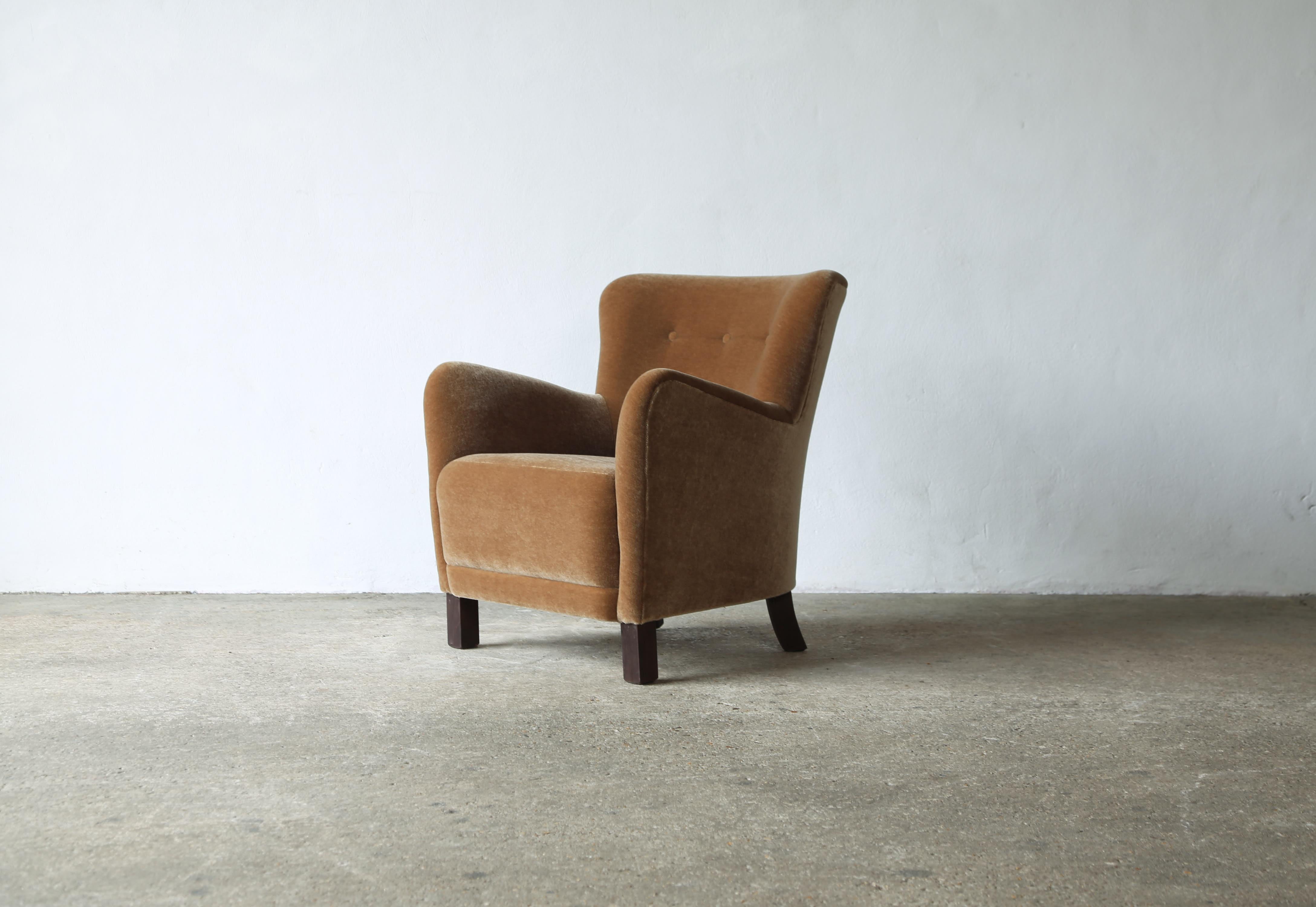 Coppia di poltrone, imbottite in puro mohair in vendita 4