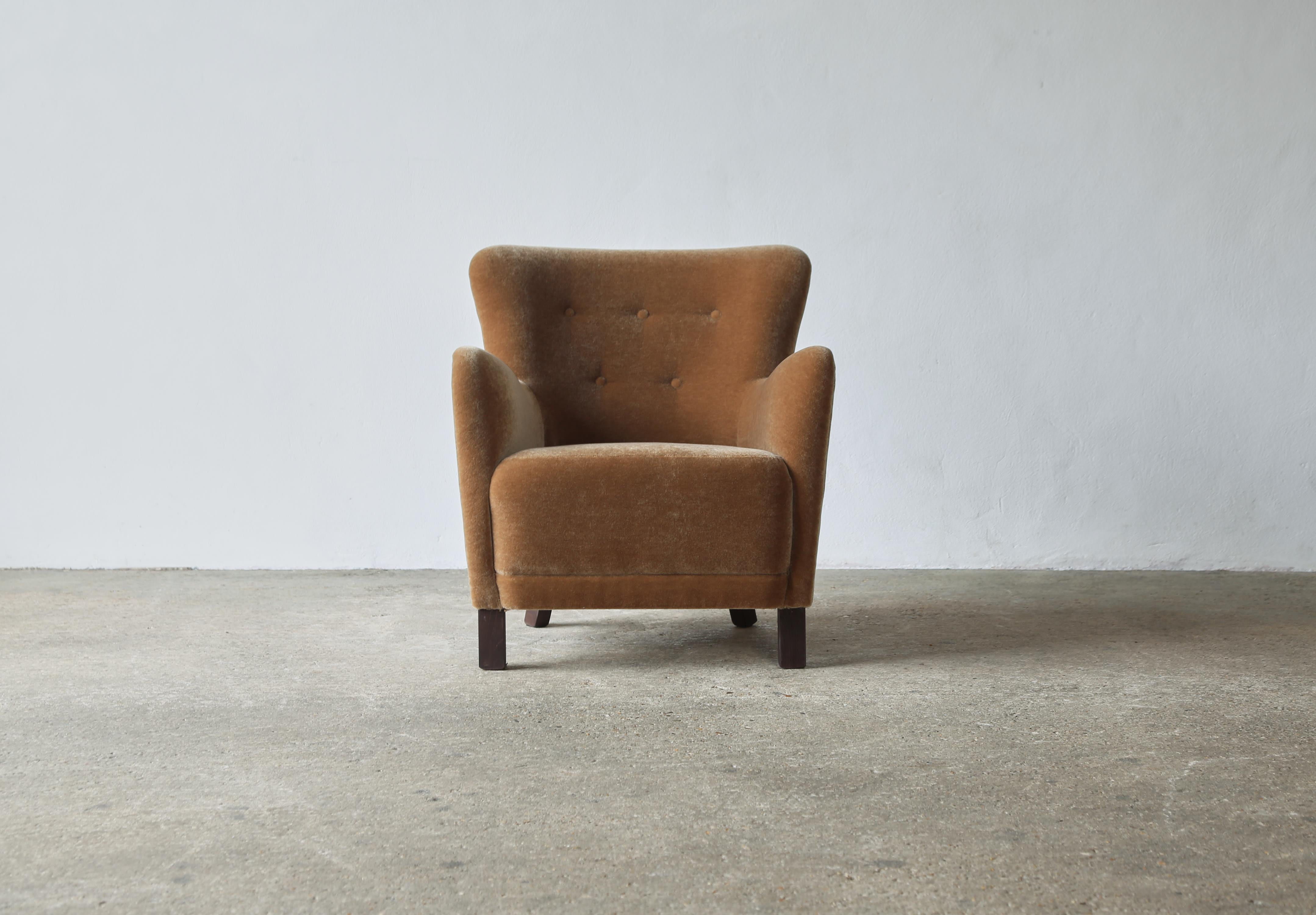 Coppia di poltrone, imbottite in puro mohair in vendita 5