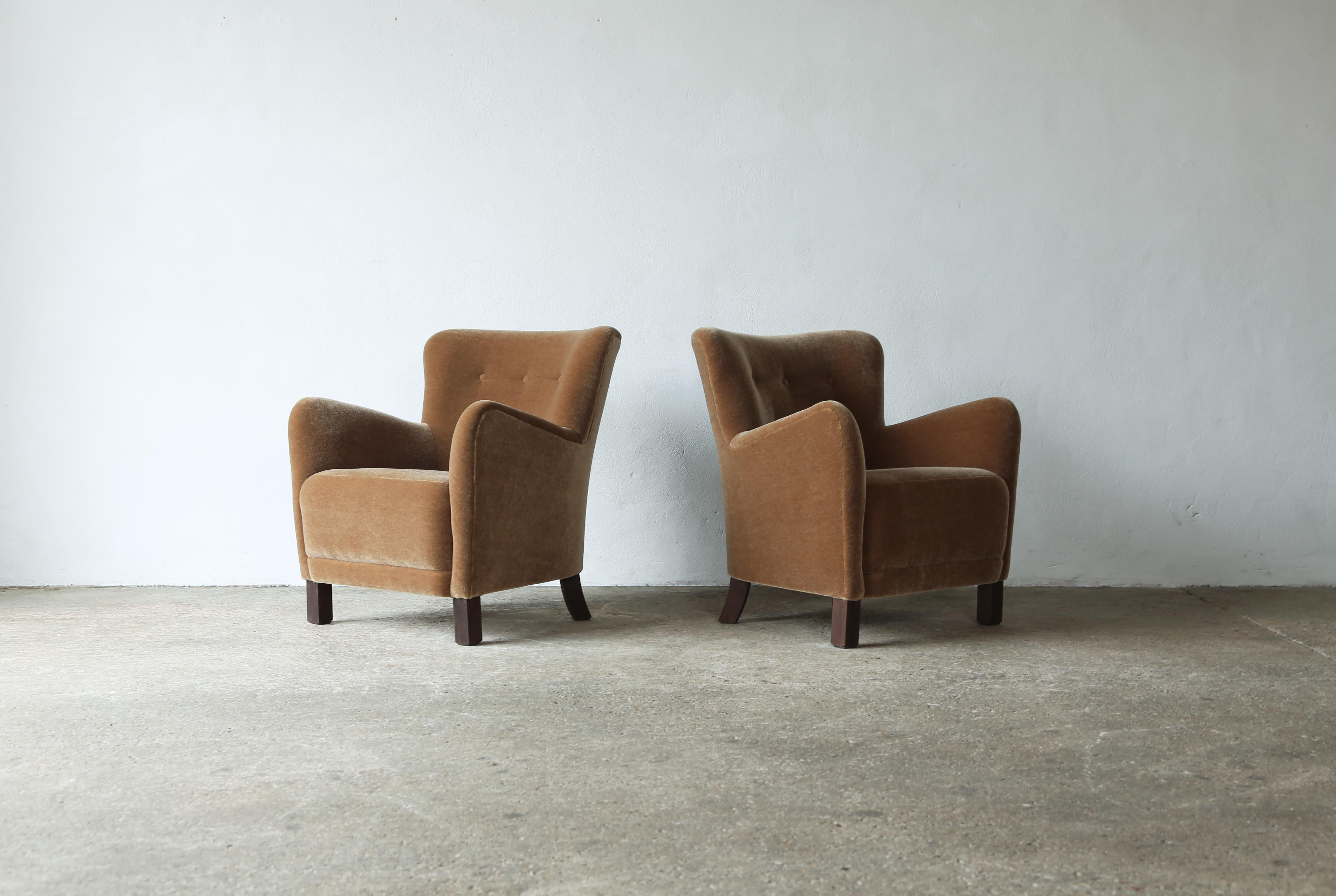 Una super coppia di sedie e poltrone da salotto moderne in stile danese.  Telaio in Beeche e sedili molleggiati.  Il rivestimento è stato appena realizzato in un tessuto marrone dorato, pregiato, morbido e di puro mohair.  Realizzato a mano in