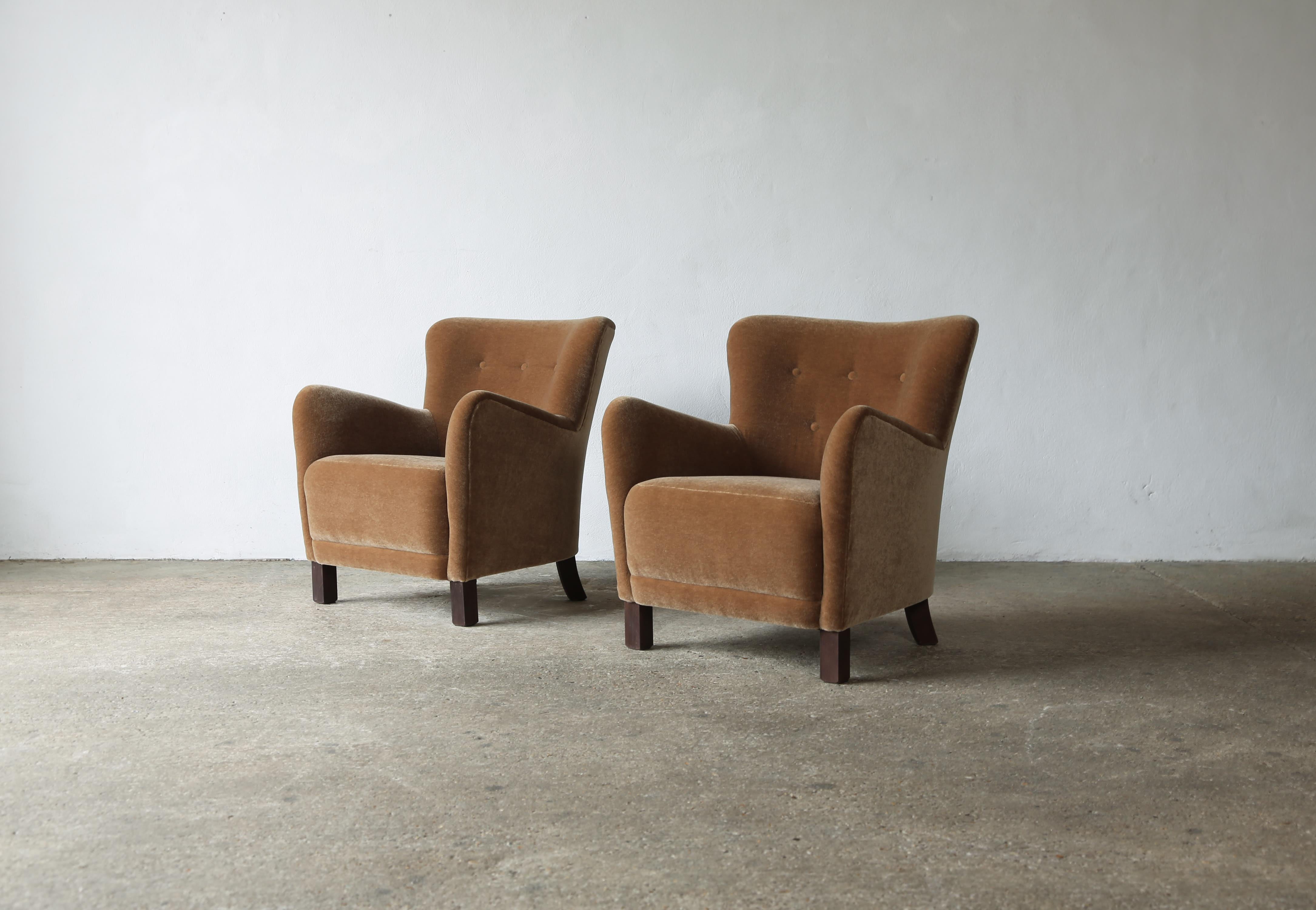 Scandinavo moderno Coppia di poltrone, imbottite in puro mohair in vendita