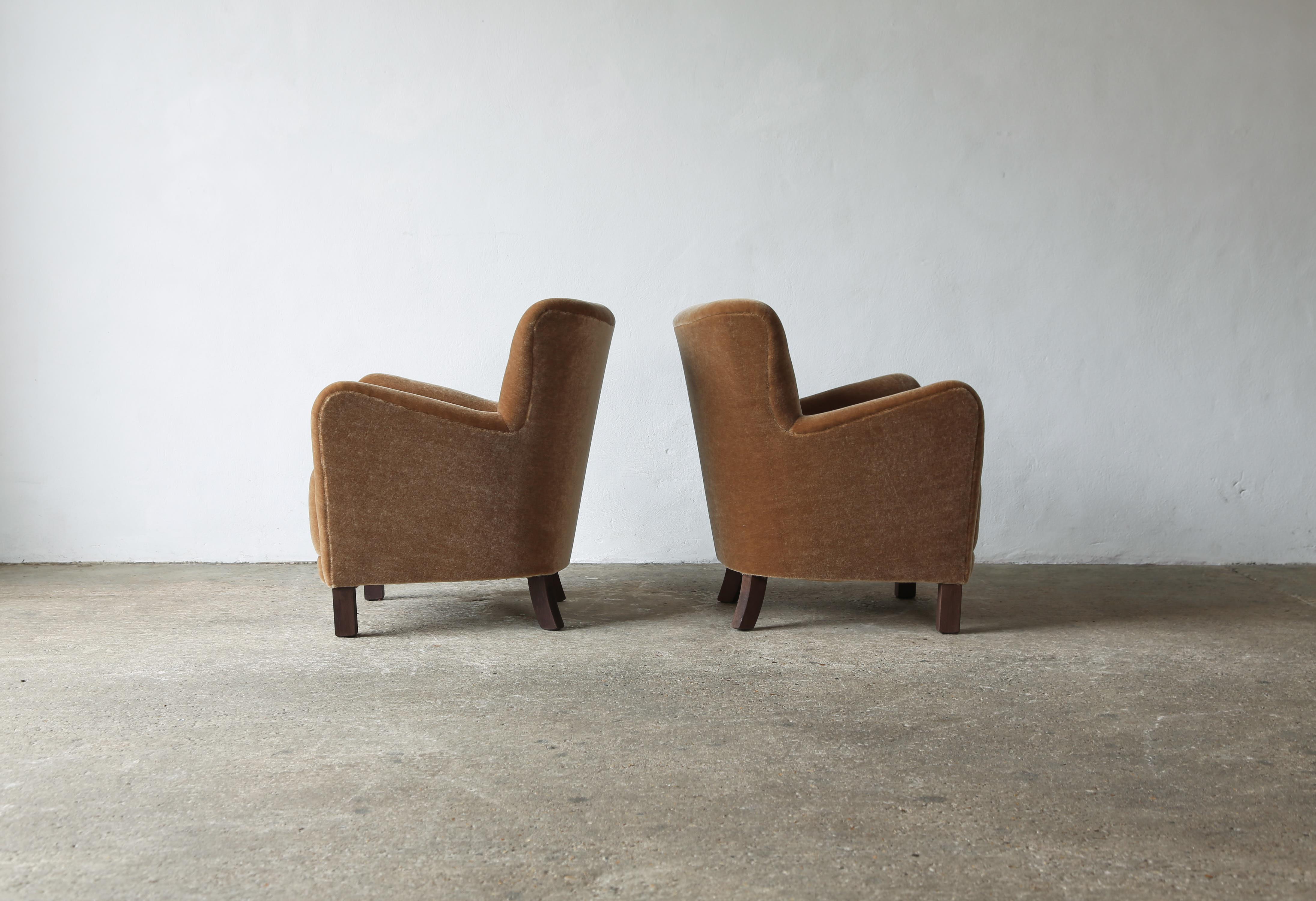 XXI secolo e contemporaneo Coppia di poltrone, imbottite in puro mohair in vendita