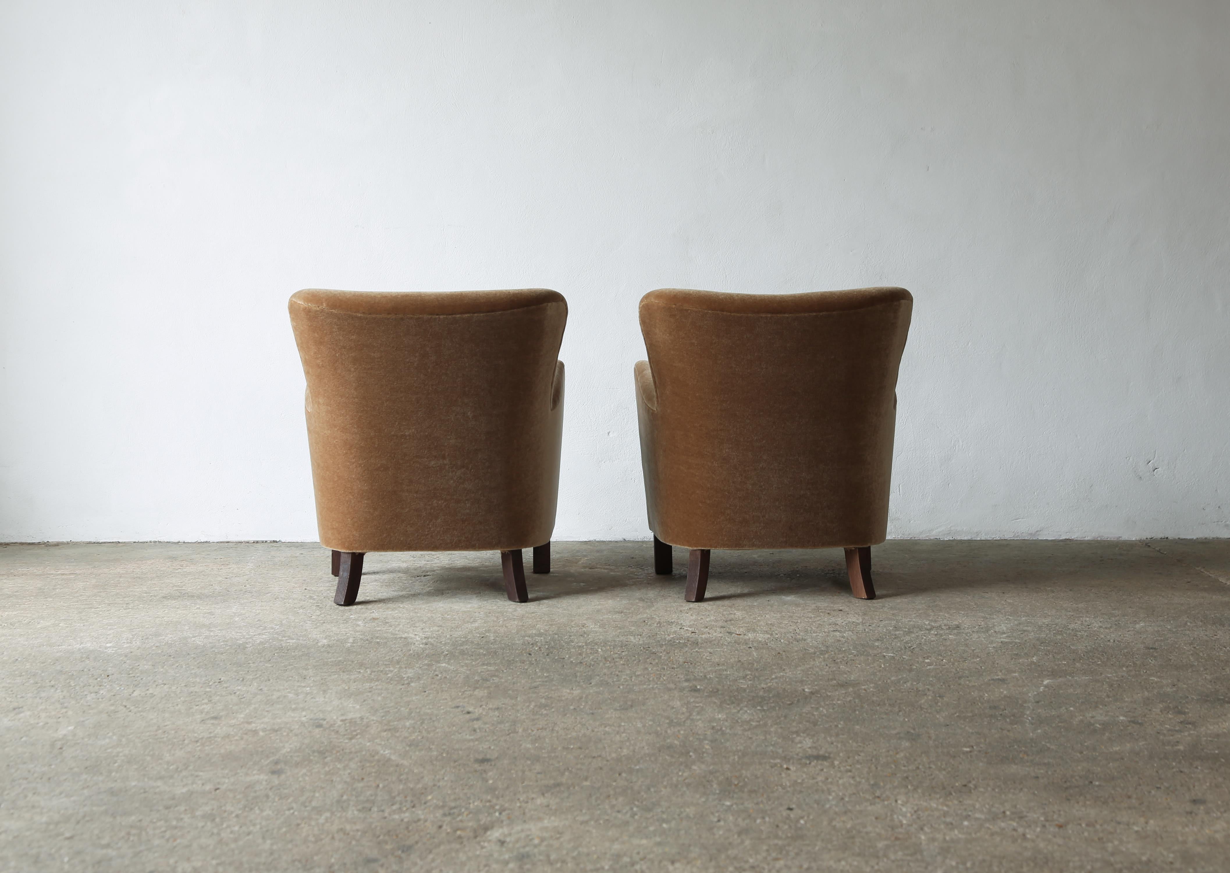 Coppia di poltrone, imbottite in puro mohair in vendita 1