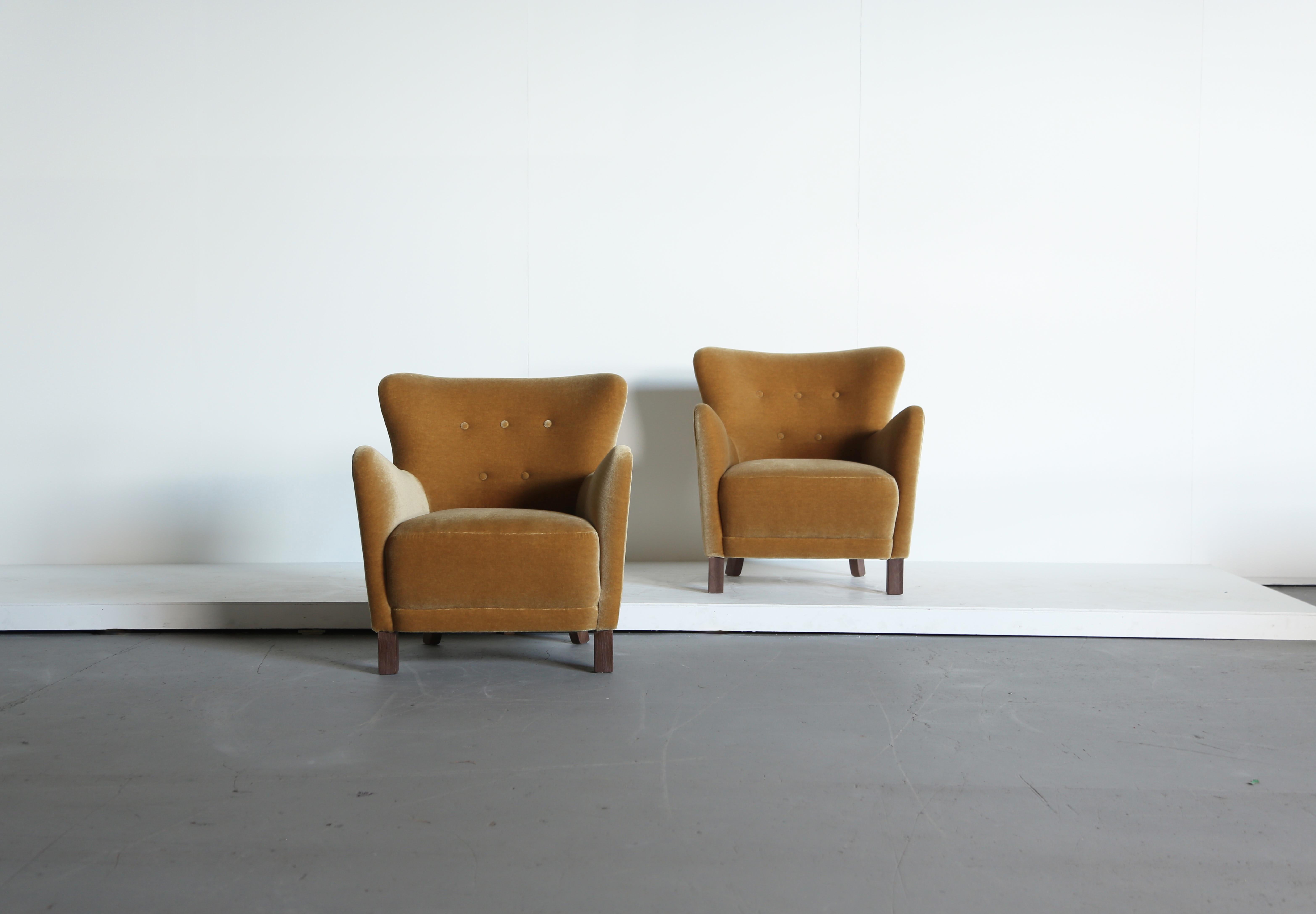 Paire de fauteuils, tapissés de mohair or jaune pur en vente 3