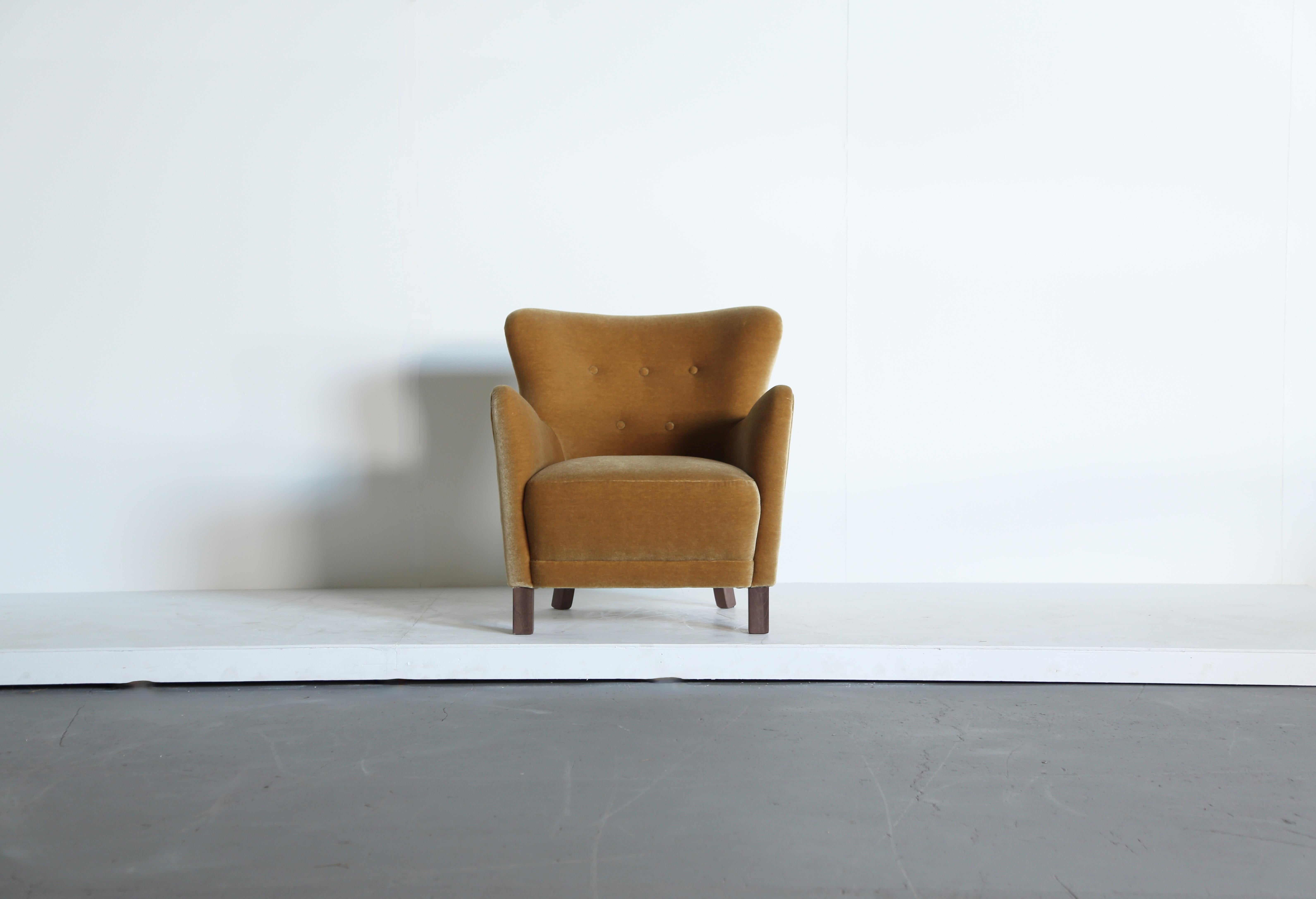 Paire de fauteuils, tapissés de mohair or jaune pur en vente 4
