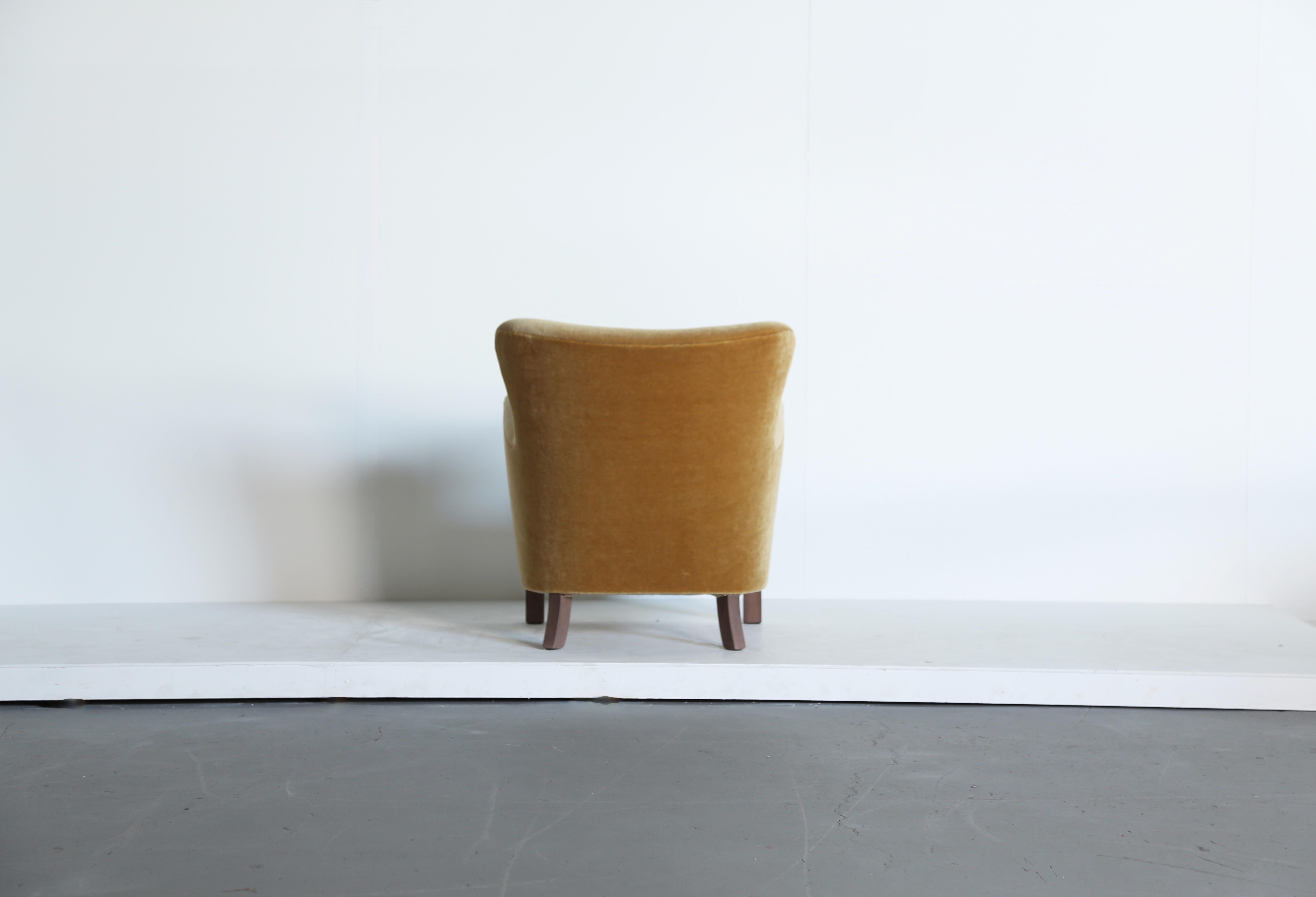 Paire de fauteuils, tapissés de mohair or jaune pur en vente 6
