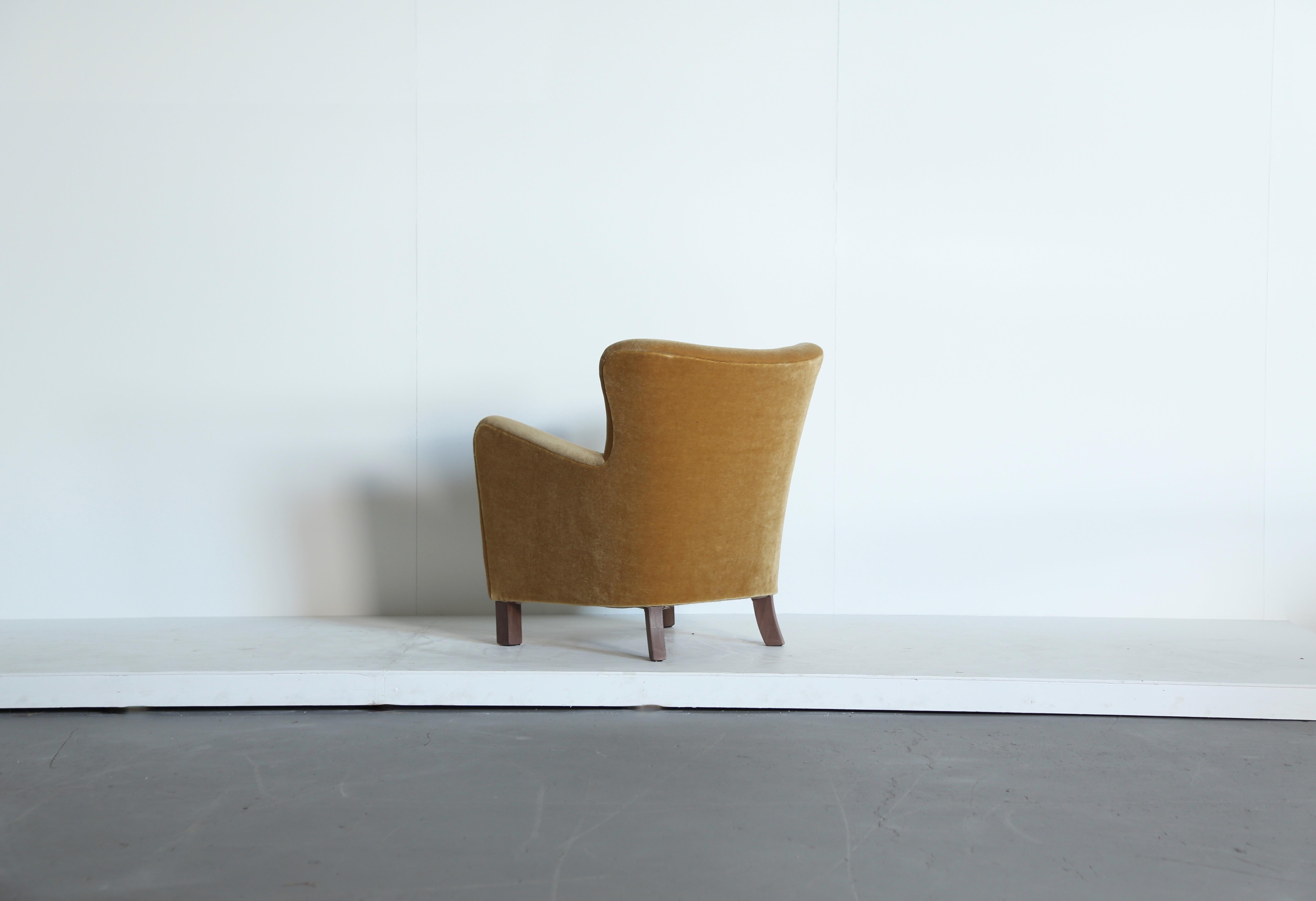 Paire de fauteuils, tapissés de mohair or jaune pur en vente 8