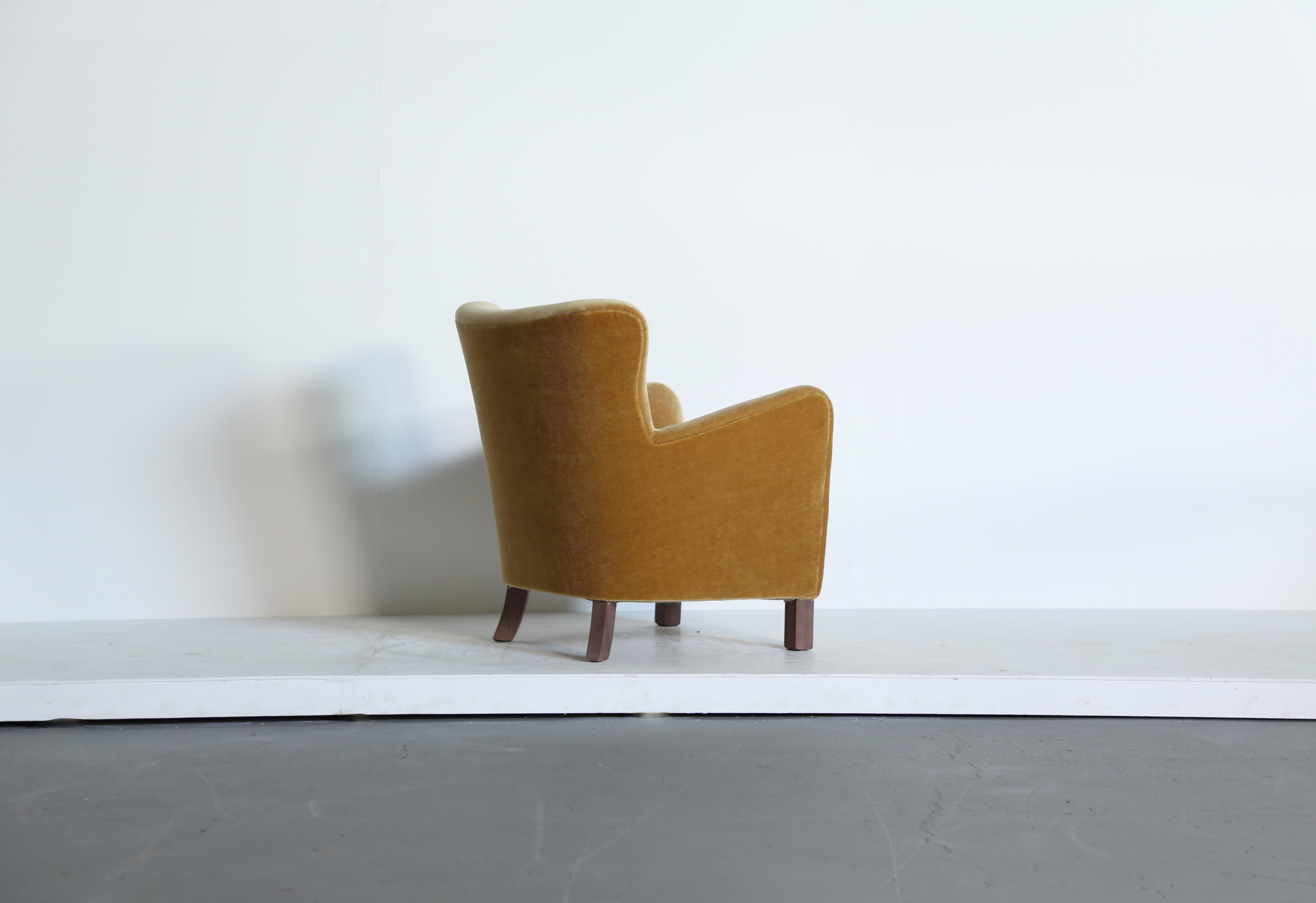 Paire de fauteuils, tapissés de mohair or jaune pur en vente 10