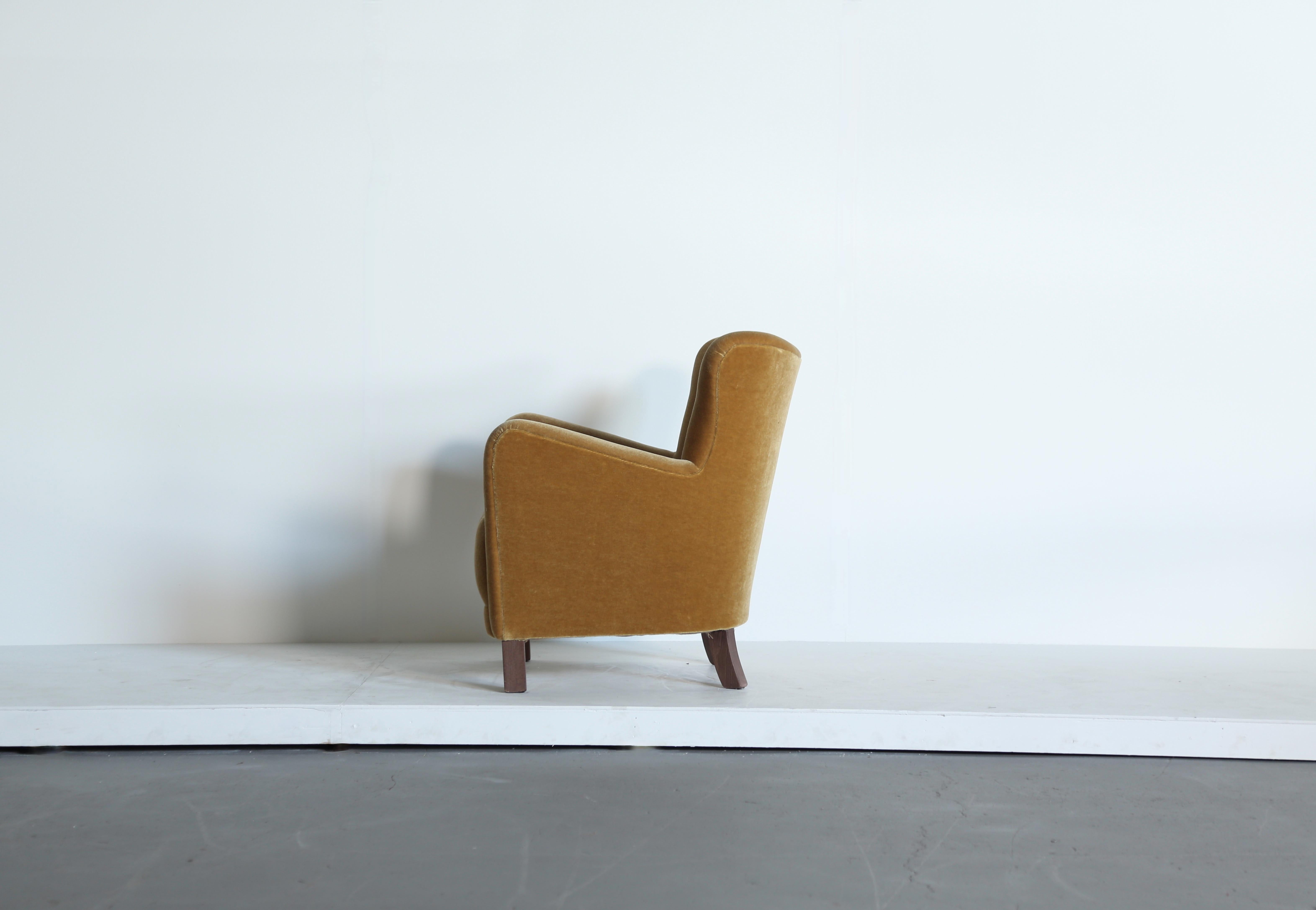 Paire de fauteuils, tapissés de mohair or jaune pur en vente 11
