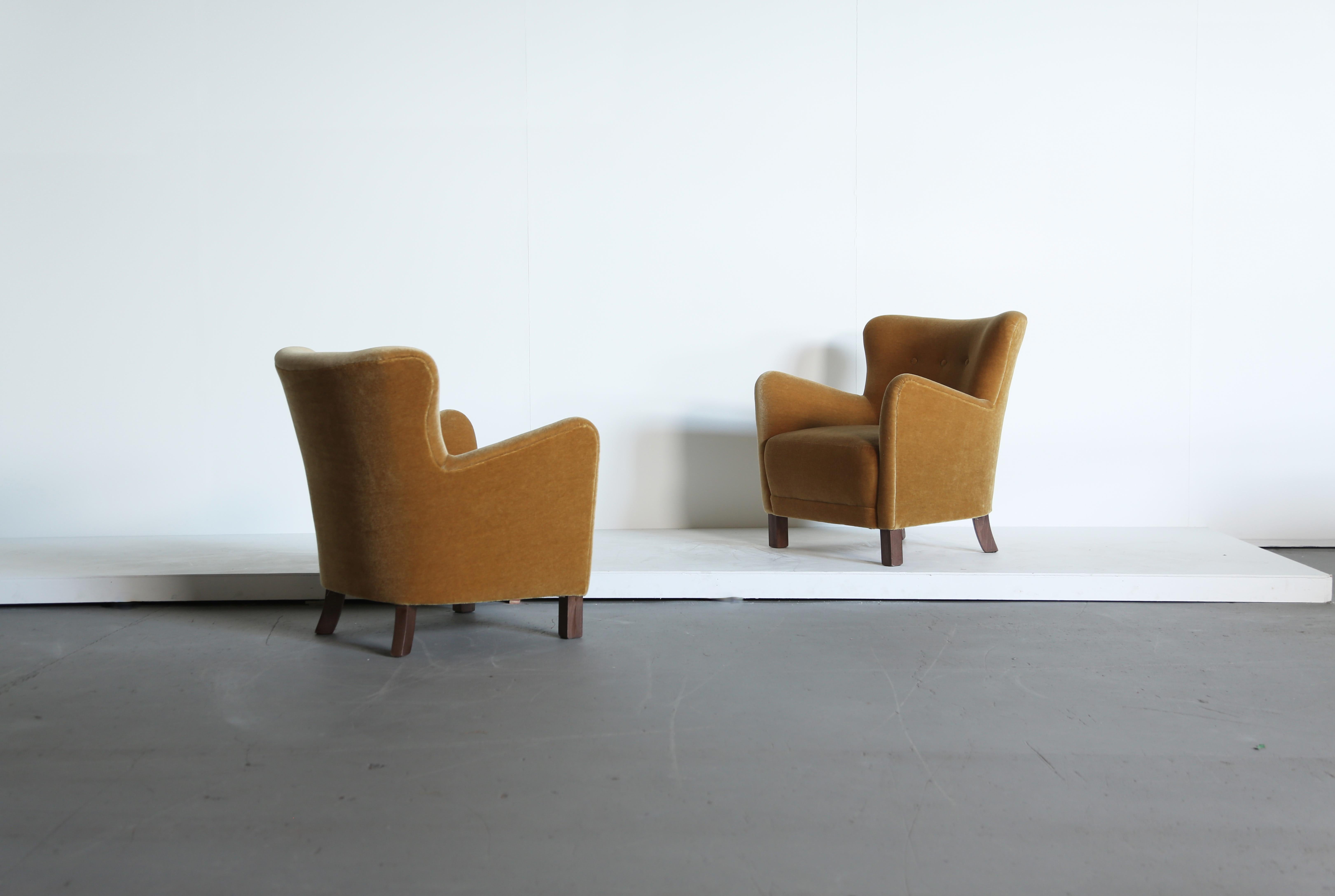 Une superbe paire de chaises / fauteuils de salon modernes.  Châssis en Beeche et sièges à ressorts.  Nouvellement tapissé d'un tissu en mohair pur de première qualité, doux et de couleur jaune d'or.  Fabriqué à la main en Angleterre.  Également