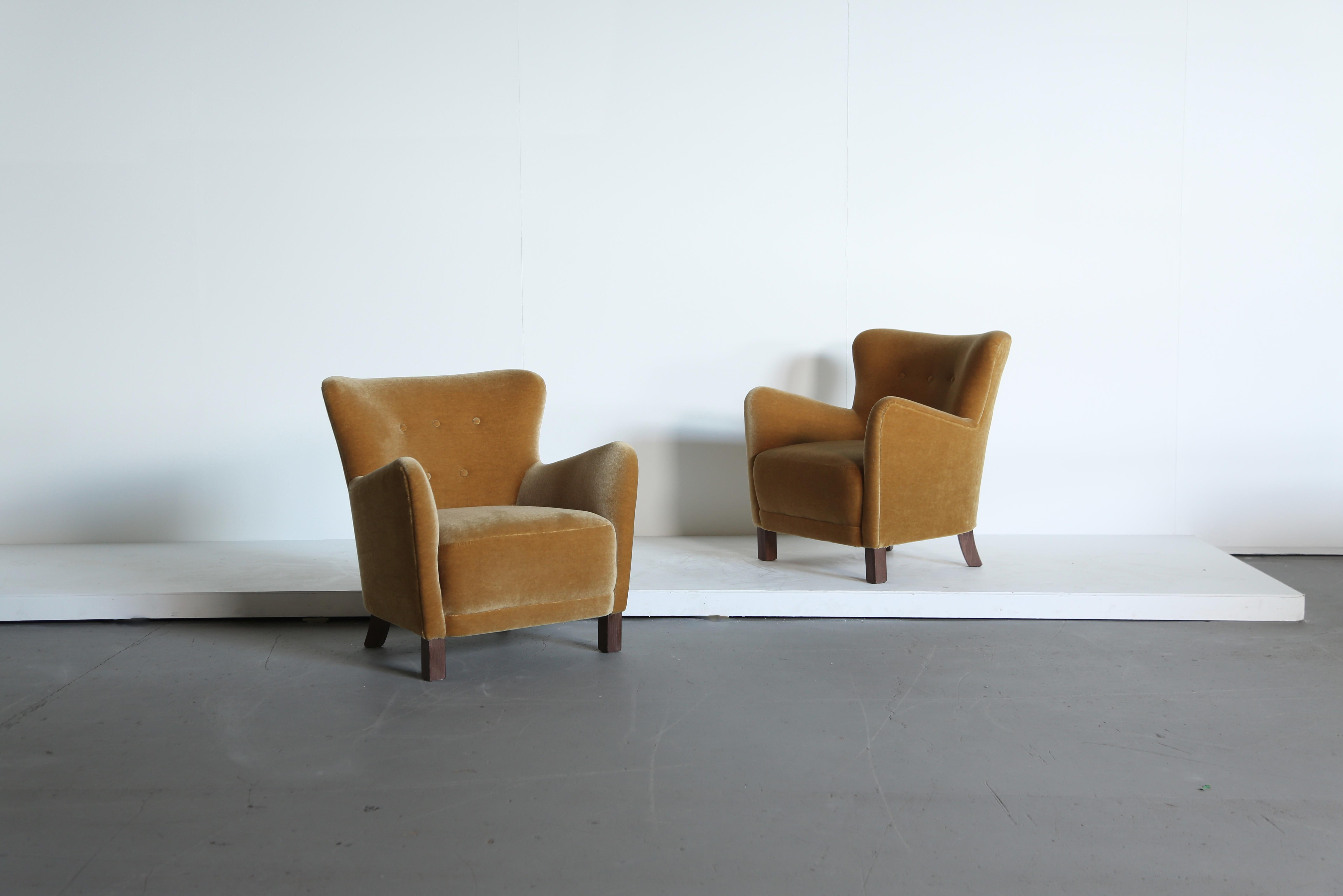 Scandinave moderne Paire de fauteuils, tapissés de mohair or jaune pur en vente