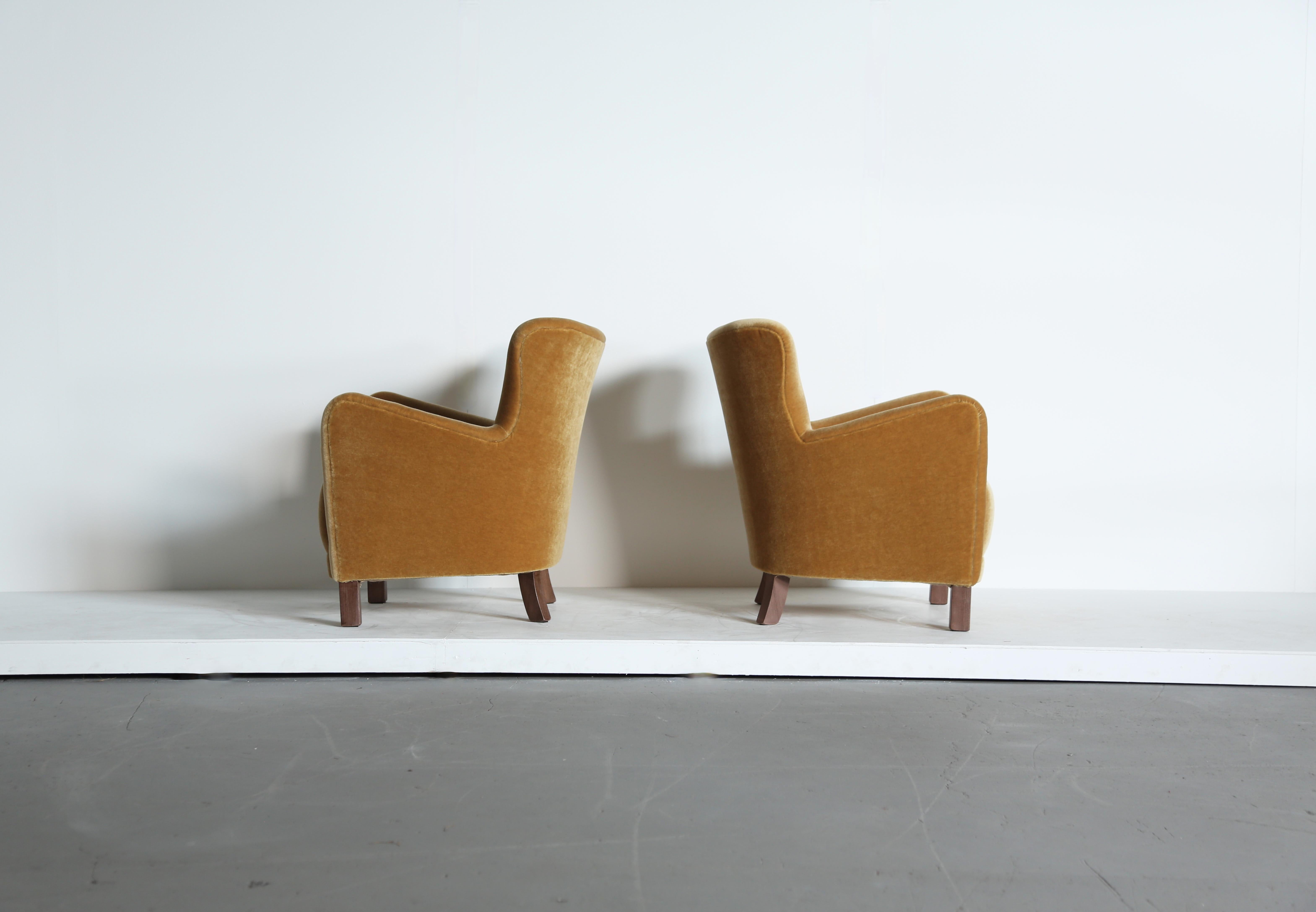 Paire de fauteuils, tapissés de mohair or jaune pur Bon état - En vente à LEWES, GB