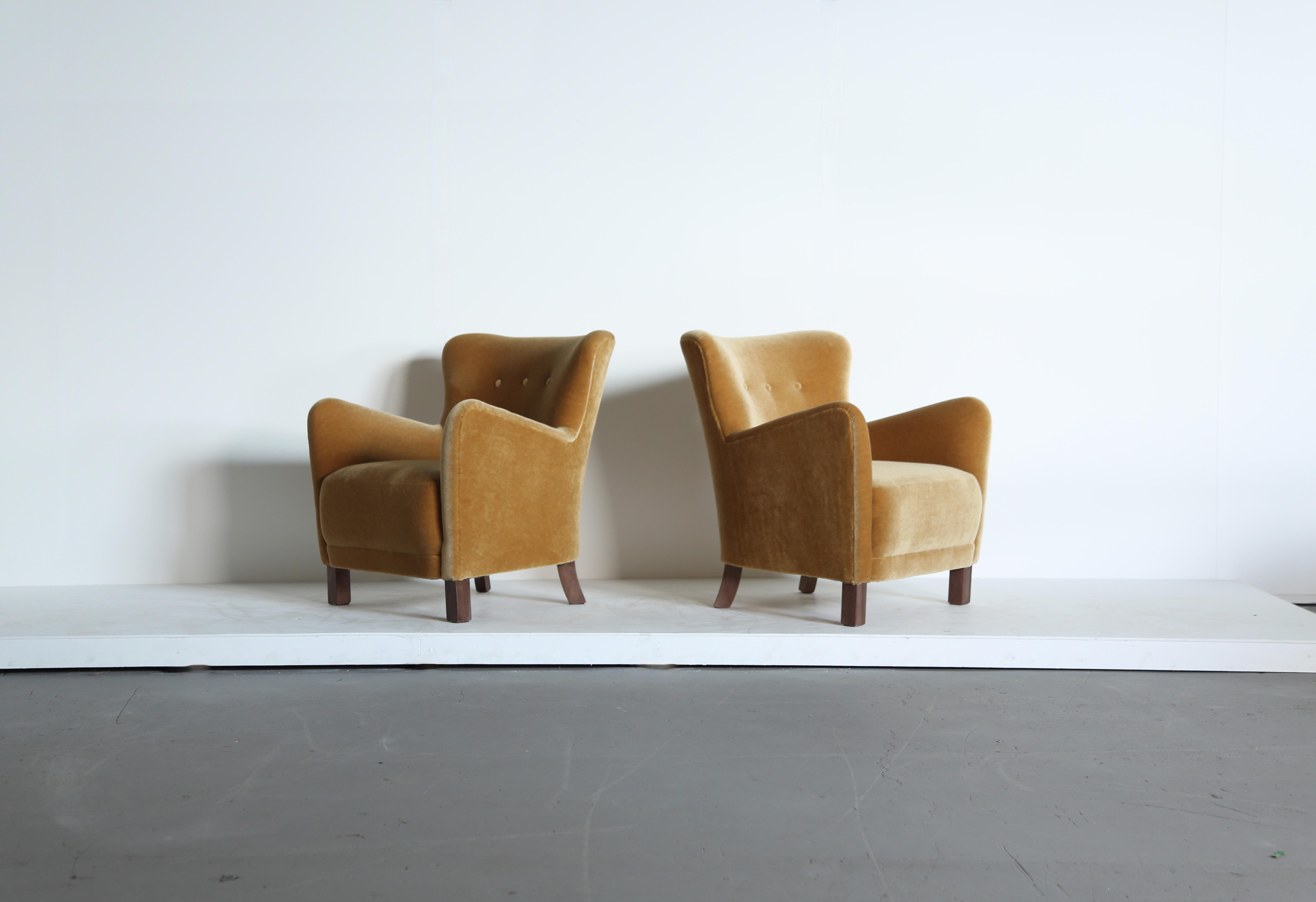 XXIe siècle et contemporain Paire de fauteuils, tapissés de mohair or jaune pur en vente