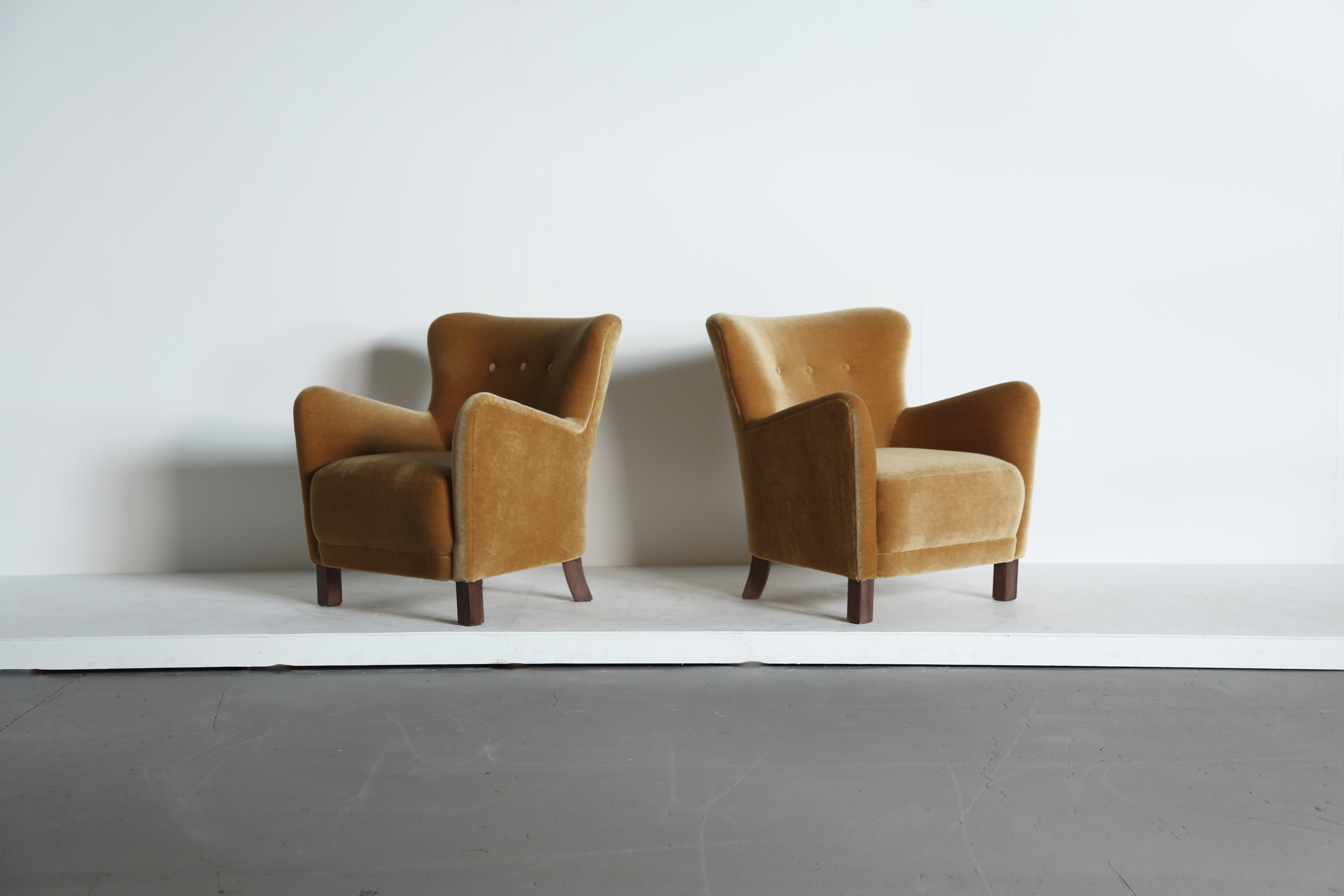 Paire de fauteuils, tapissés de mohair or jaune pur en vente 1