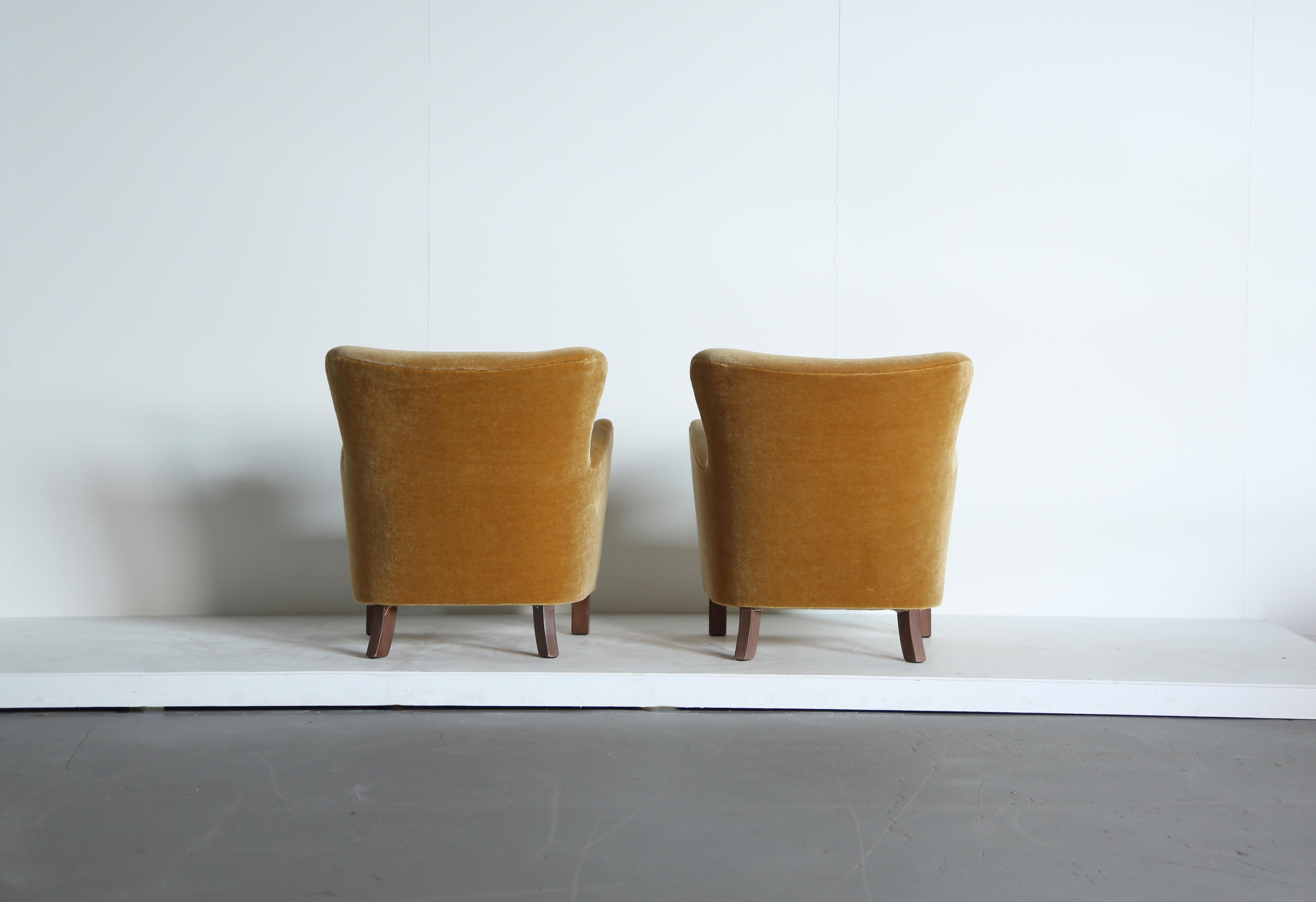 Paire de fauteuils, tapissés de mohair or jaune pur en vente 2