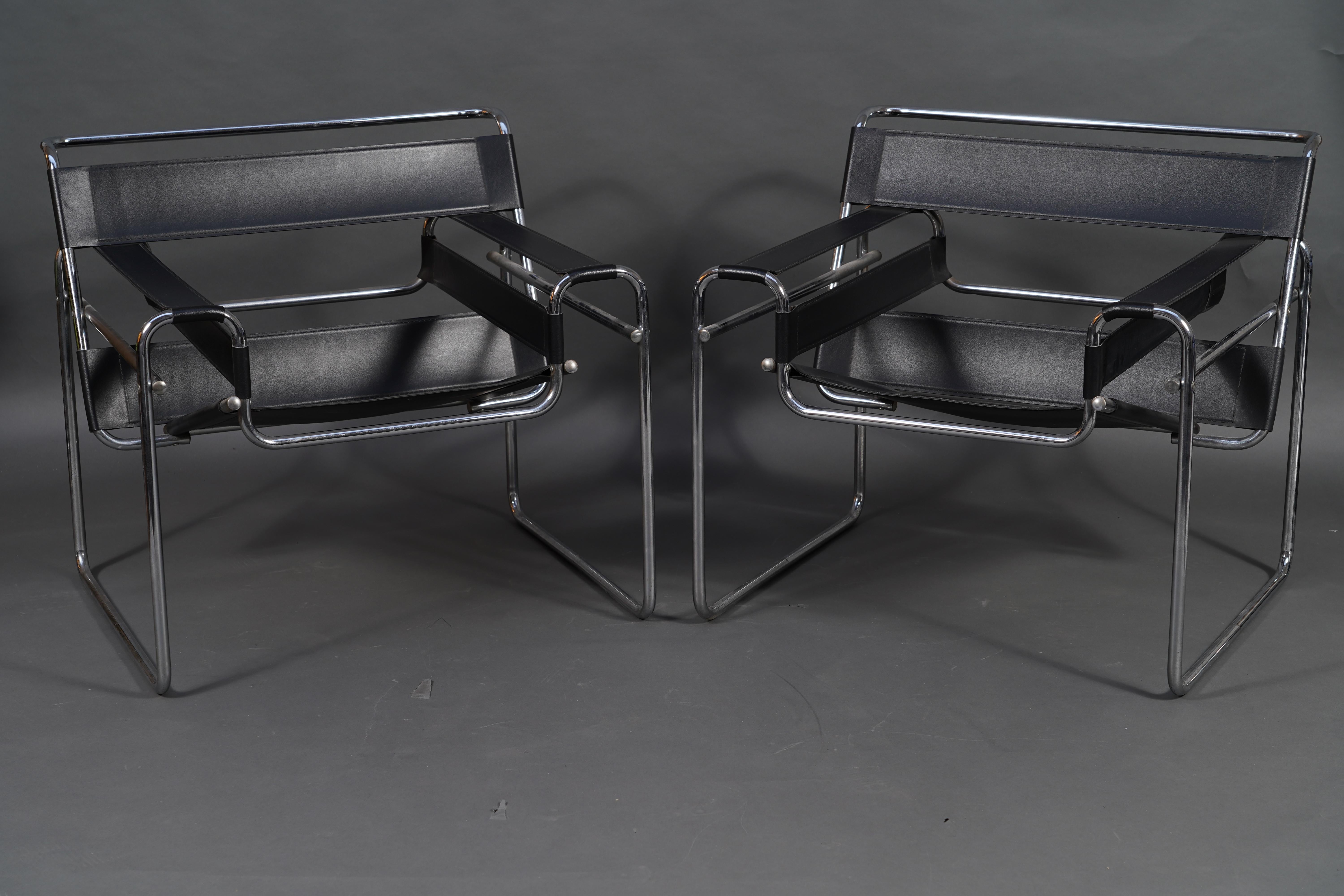 Beautiful pair of “Wassily” model armchairs designed by Marcel Breuer in 1925. These armchairs are in chrome tubes and black leather. Published by Knoll.
Marcel Breuer designed this armchair using the structure of a bicycle as a model: if a person