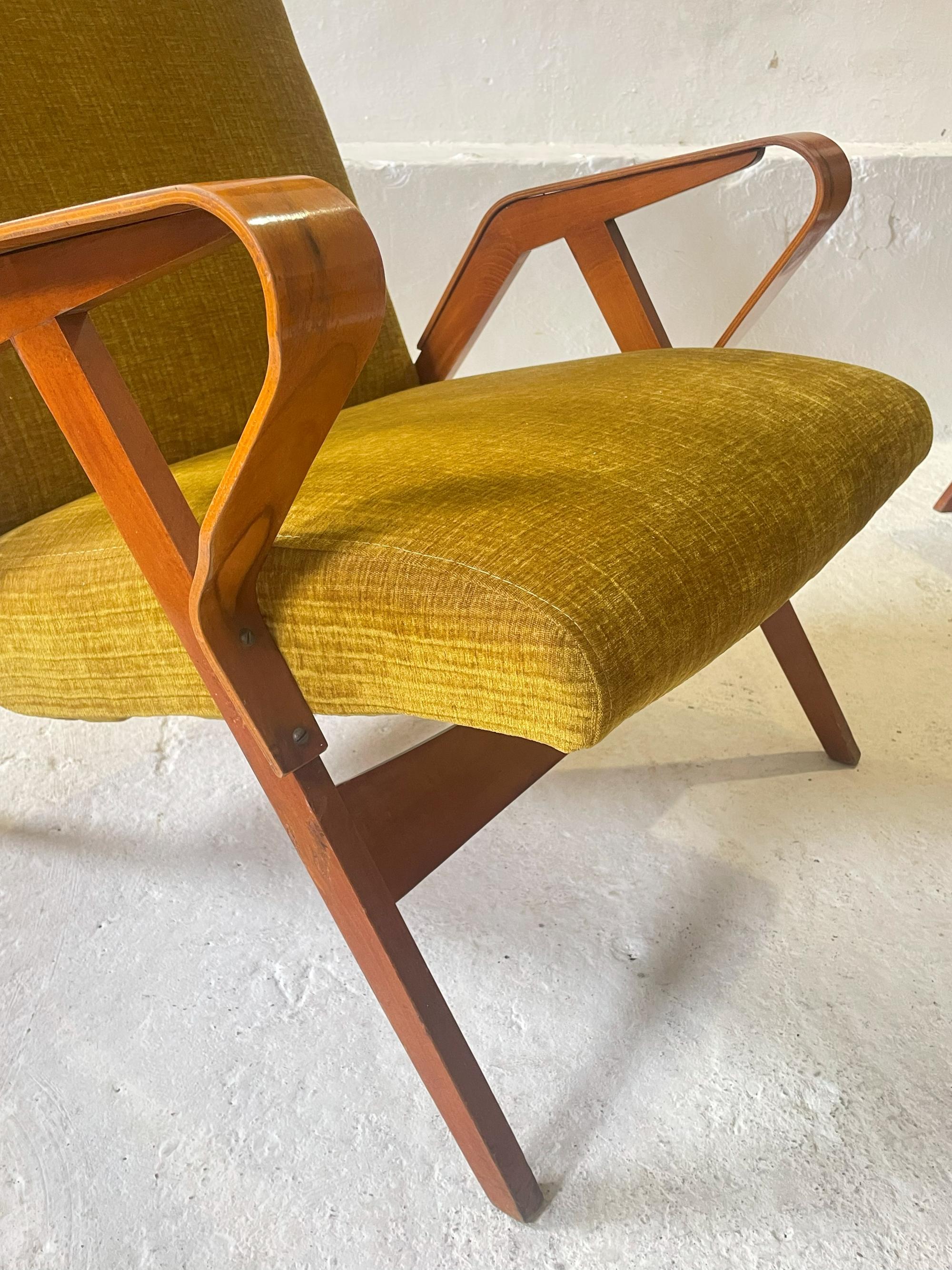 Pareja de sillones con reposapiés de František Jirák para Tatra Años 60 en venta 7