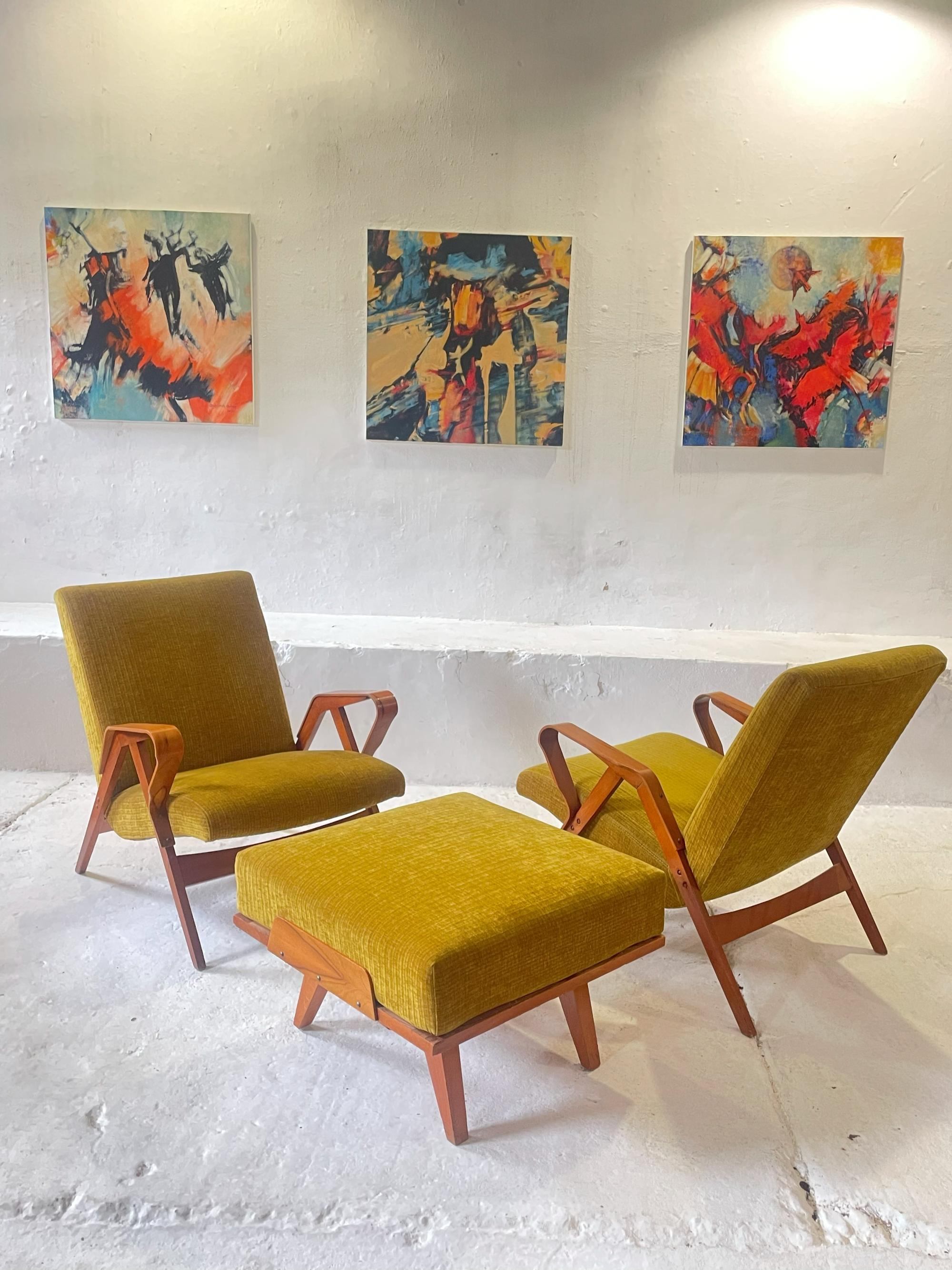 Este maravilloso conjunto de sillones checoslovacos de estilo moderno de mediados de siglo consta de dos sillones y una otomana a juego, y ofrece una auténtica experiencia de viaje en el tiempo para los entusiastas del diseño.

Dimensiones del