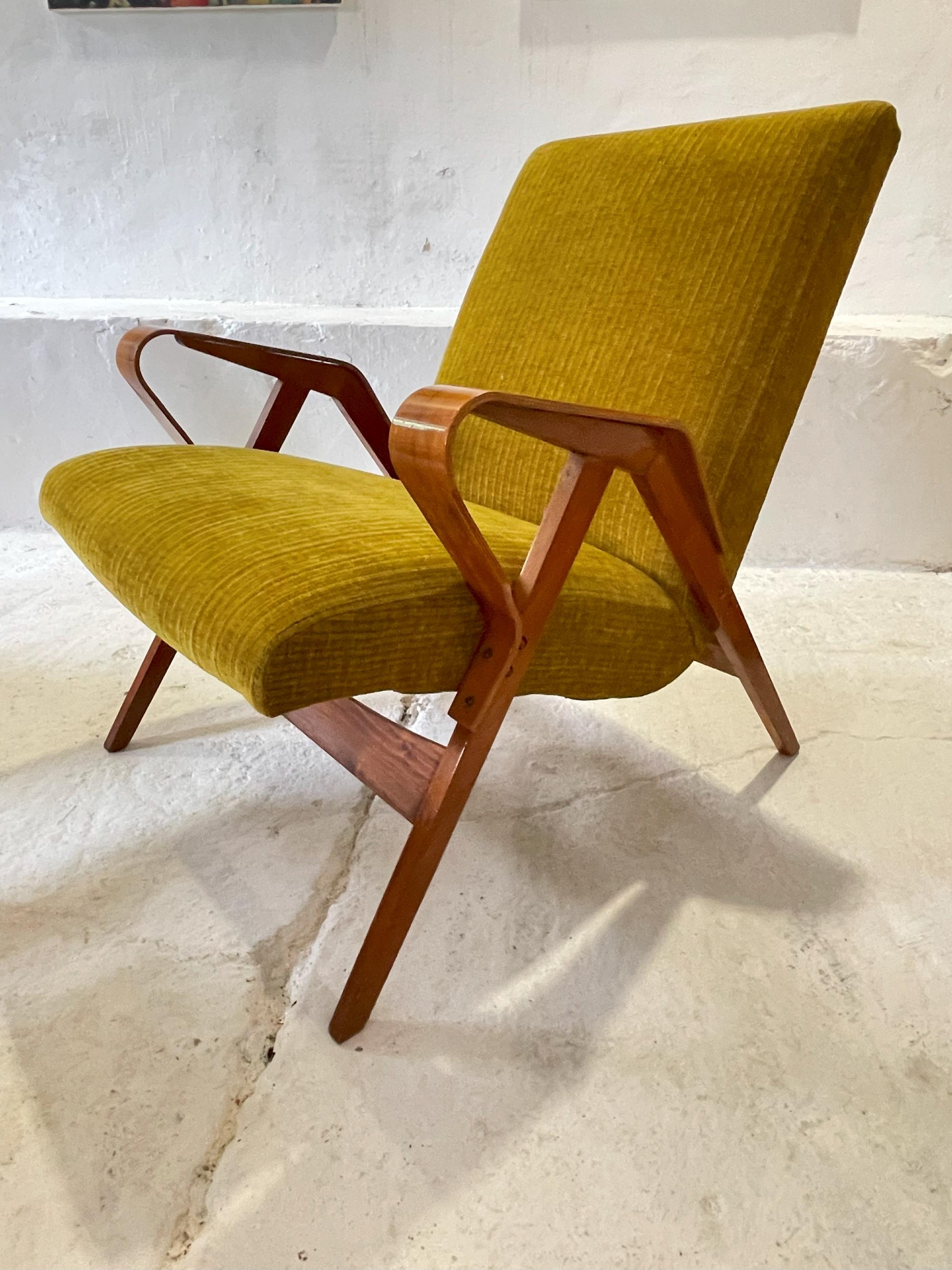 Pareja de sillones con reposapiés de František Jirák para Tatra Años 60 en venta 2