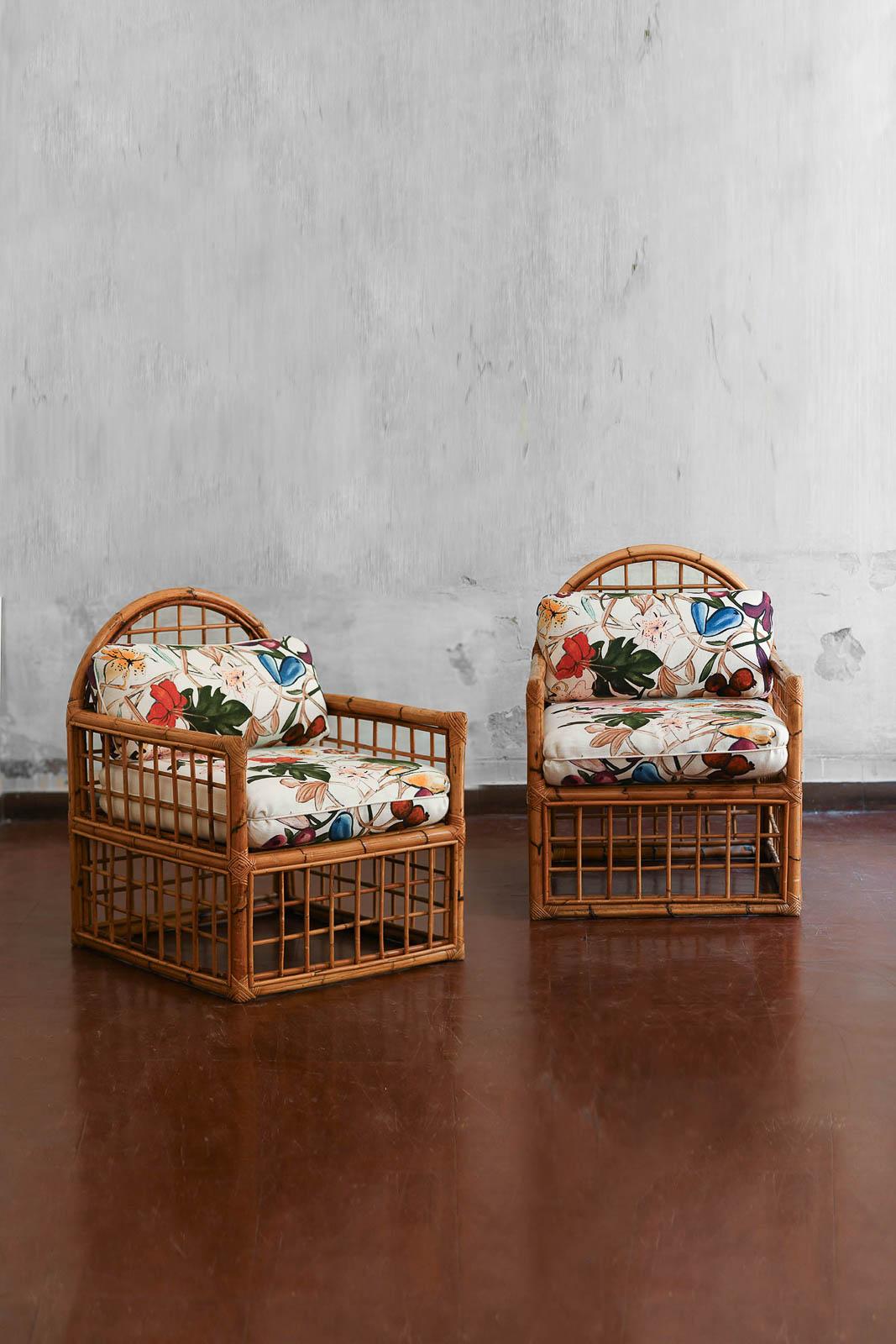 Paire de fauteuils à motif quadrillé et dossier arqué en bambou, années 1970. 
Avec coussins recouverts de tissu Dedar Milano 