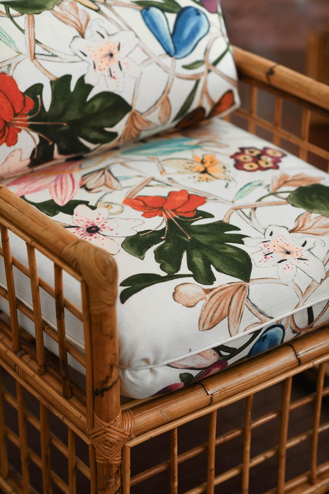 Tissu Paire de fauteuils à dossier arqué et bambou tissé, 1970 en vente