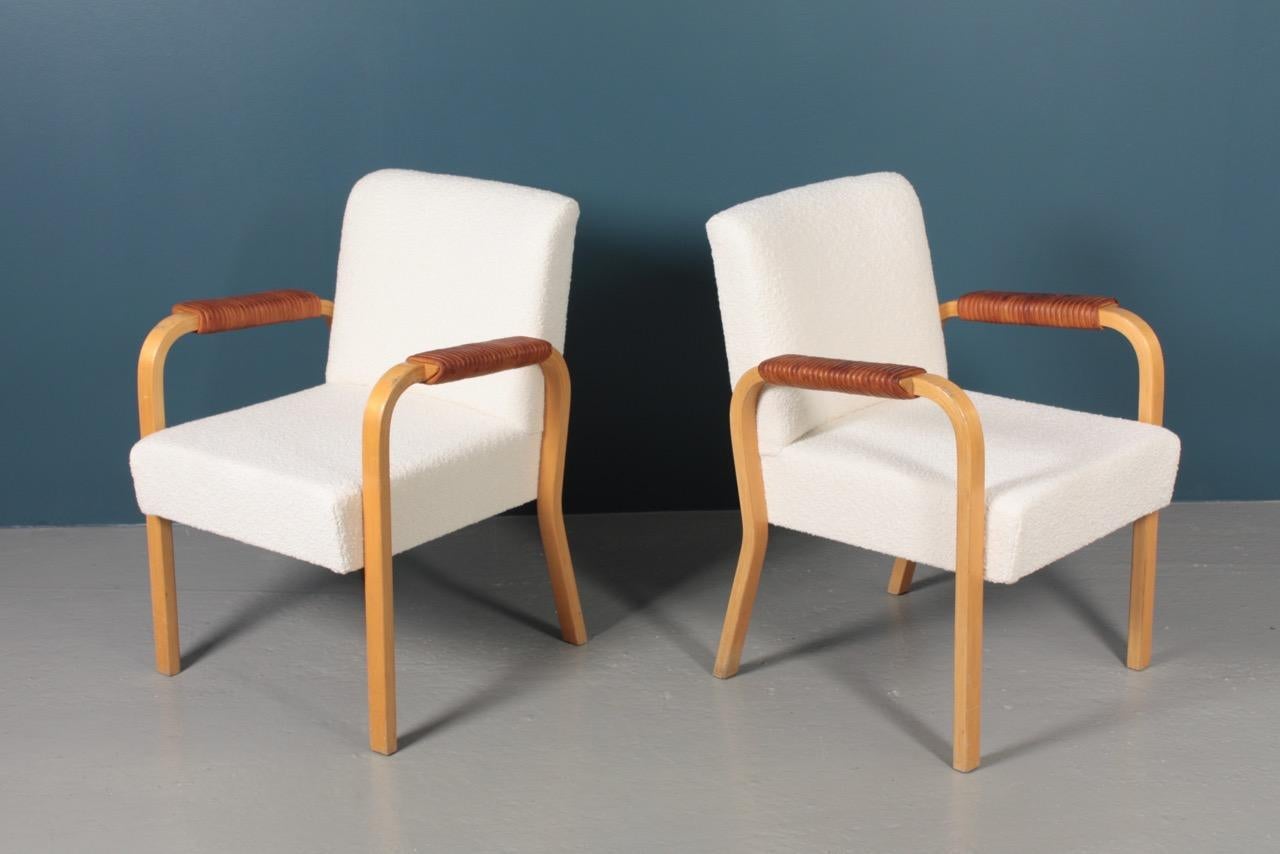 Pair of Armchairs with Bouclé and Patinated Leather by Alvar Aalto, 1950s In Good Condition In Lejre, DK