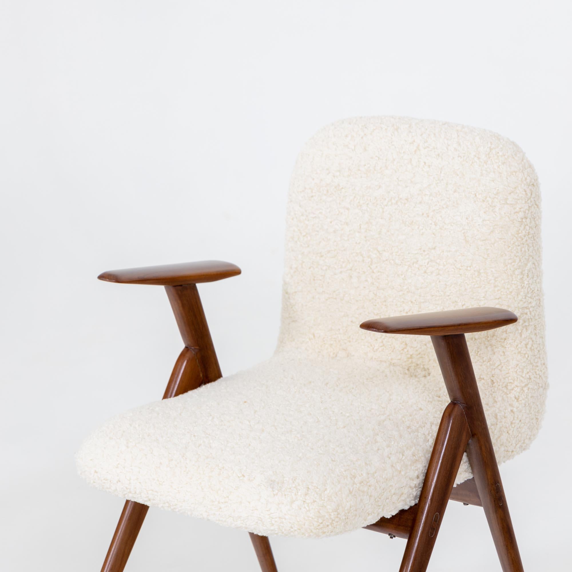 Mid-Century moderno Coppia di poltrone con rivestimento in bouclé, attribuite a Luigi Vietti, Italia, anni '60