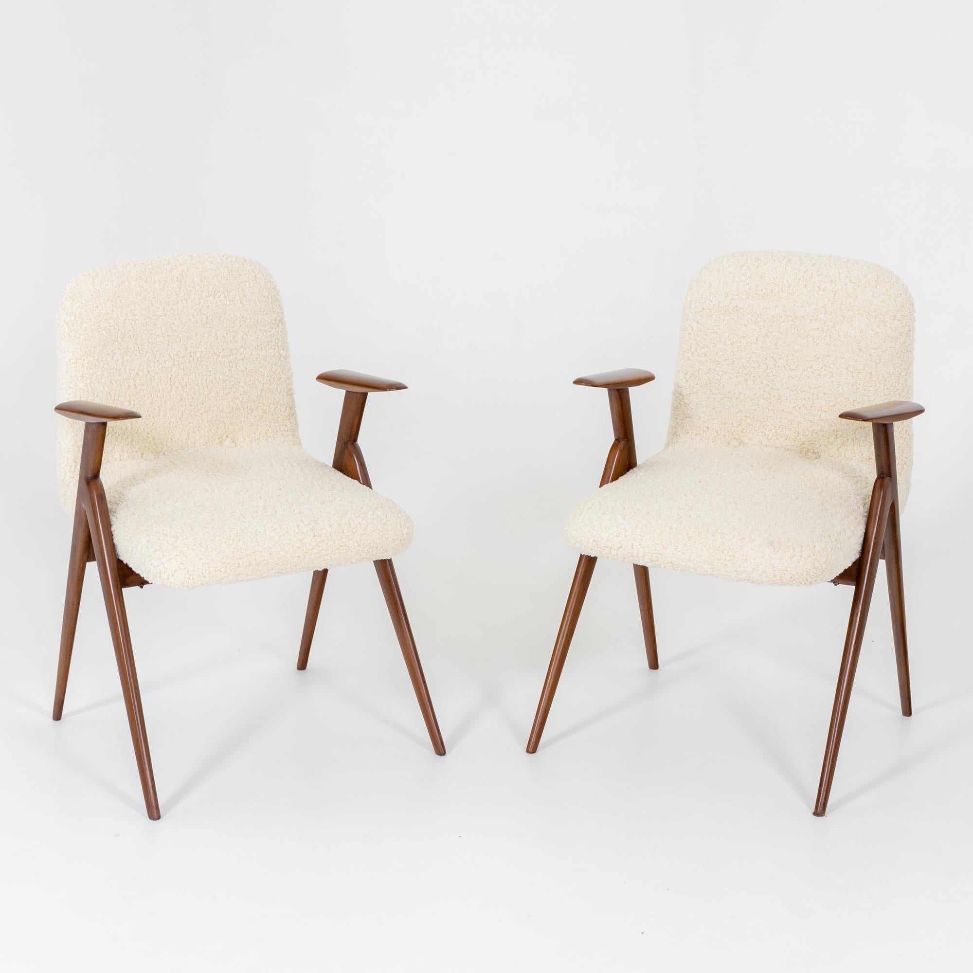 Italiano Coppia di poltrone con rivestimento in bouclé, attribuite a Luigi Vietti, Italia, anni '60