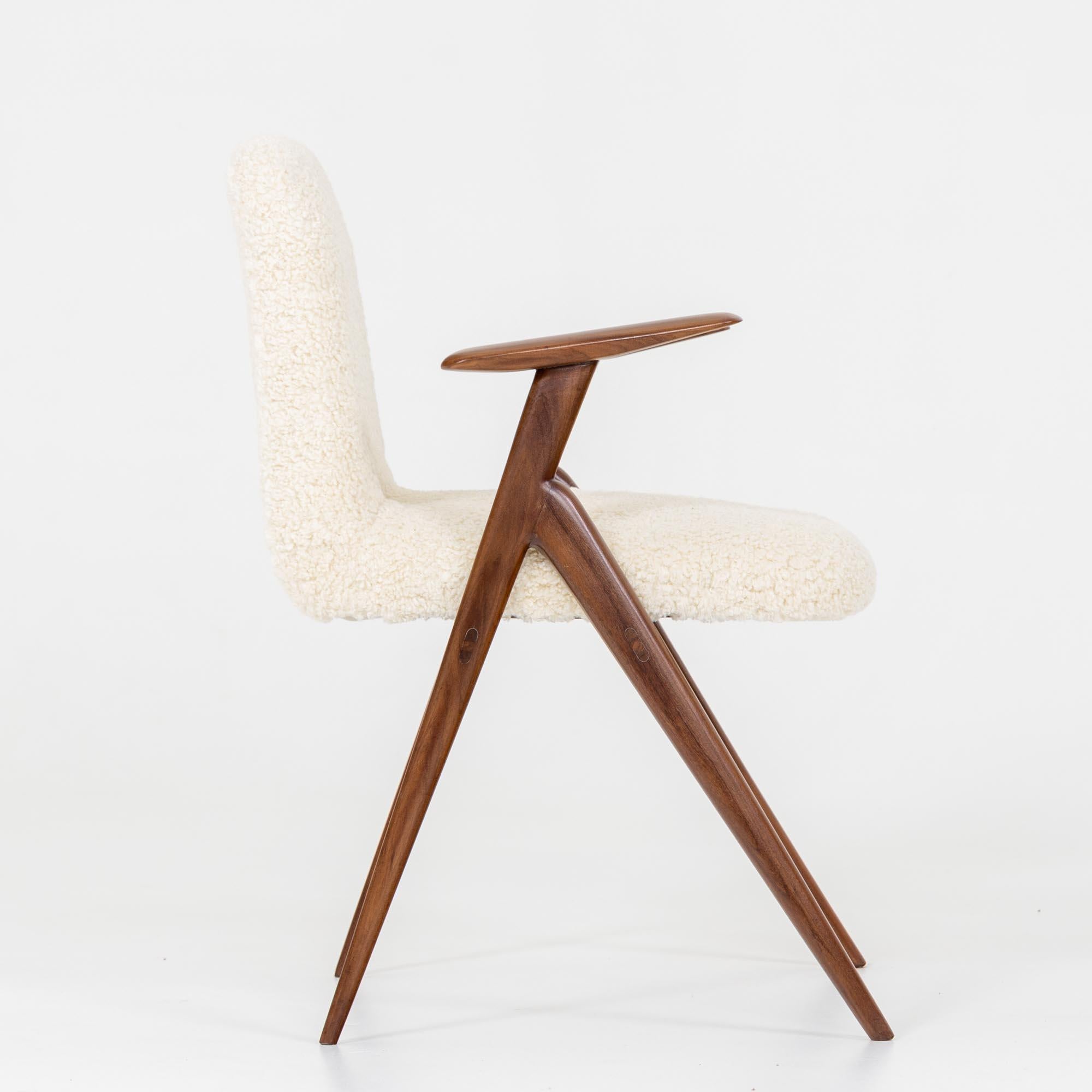 XX secolo Coppia di poltrone con rivestimento in bouclé, attribuite a Luigi Vietti, Italia, anni '60