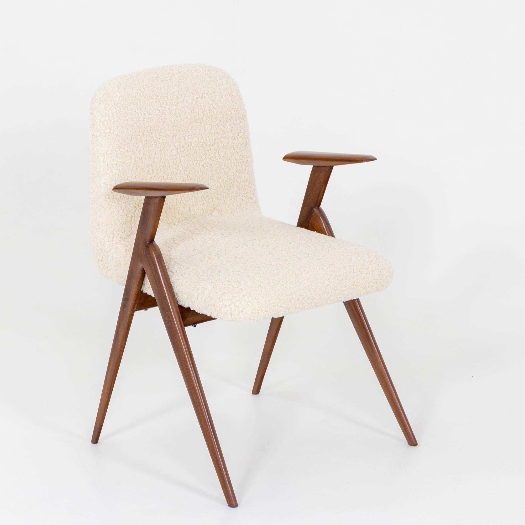 Legno Coppia di poltrone con rivestimento in bouclé, attribuite a Luigi Vietti, Italia, anni '60